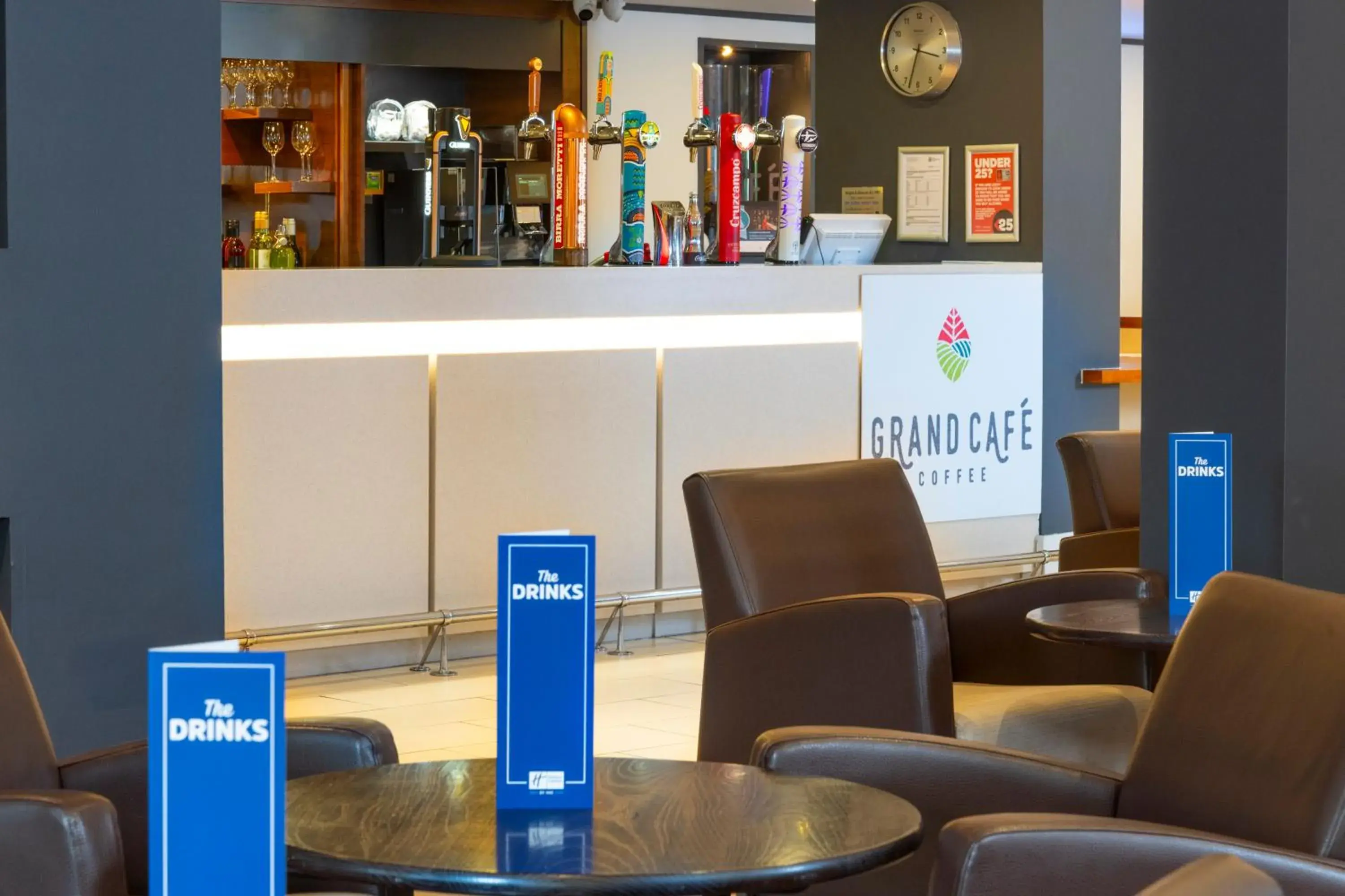 Lounge or bar in Holiday Inn Express Northampton - South by IHG Lounge or bar in Holiday Inn Express Northampton - South by IHG