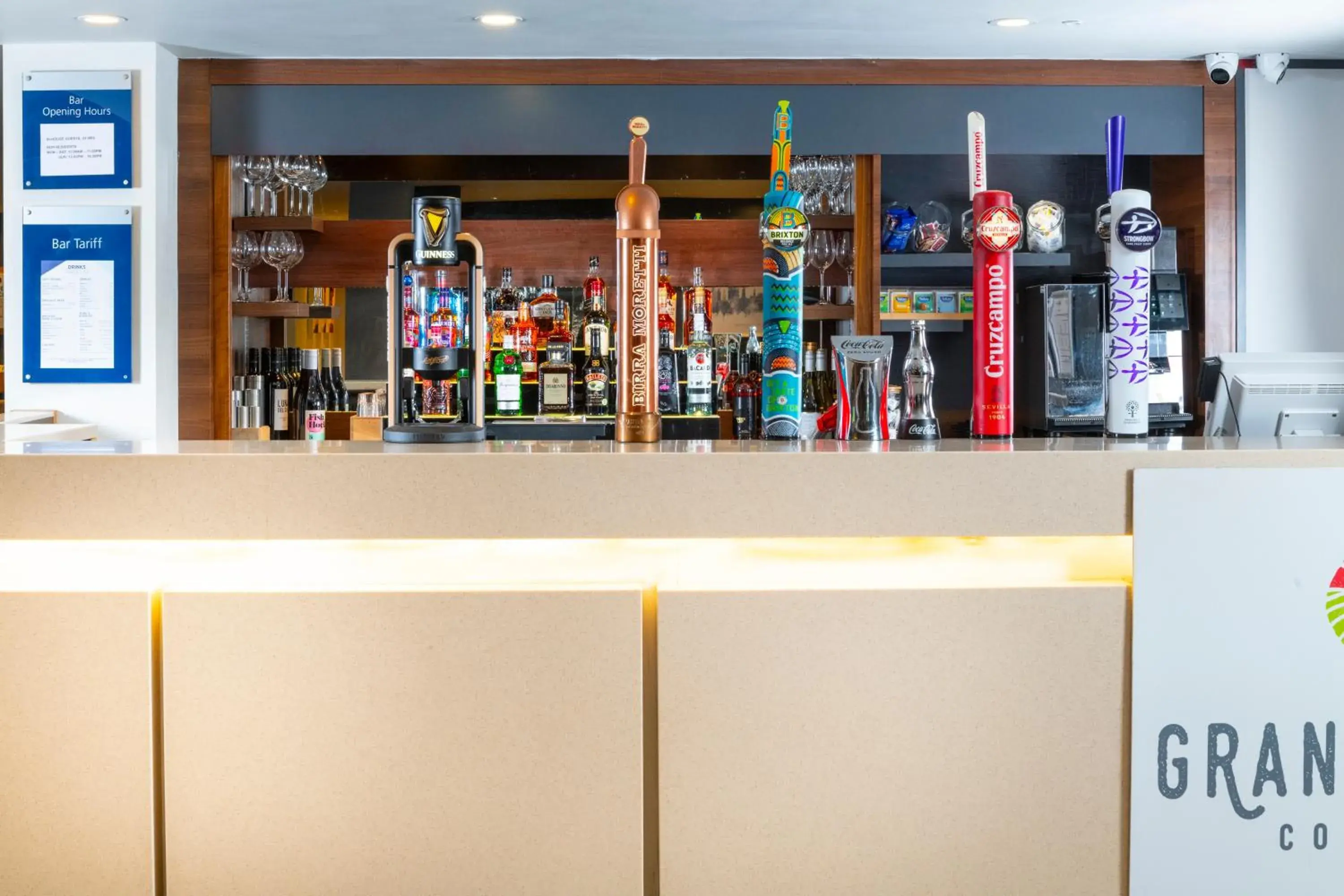 Lounge or bar in Holiday Inn Express Northampton - South by IHG Lounge or bar in Holiday Inn Express Northampton - South by IHG