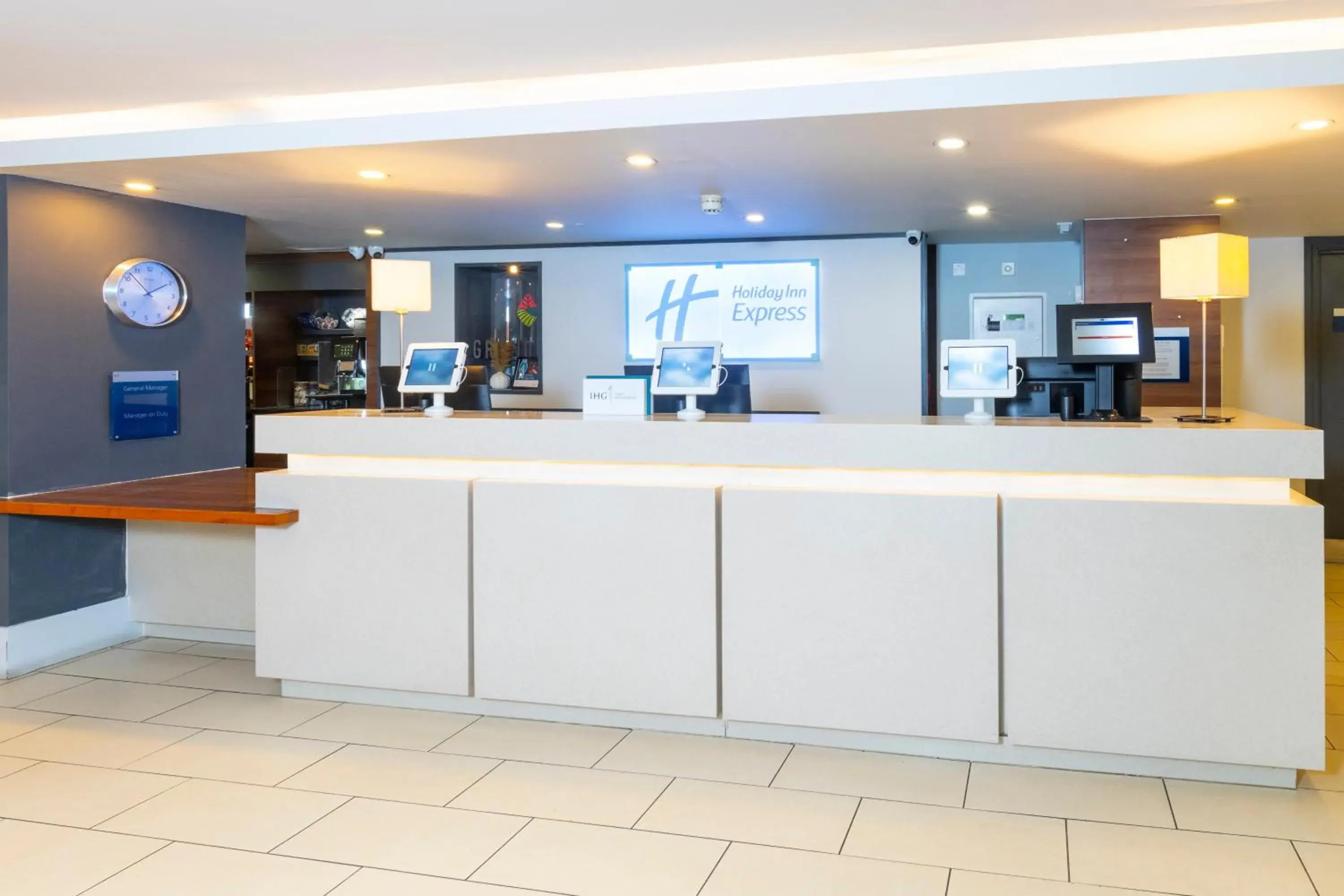 Lounge or bar in Holiday Inn Express Northampton - South by IHG Lounge or bar in Holiday Inn Express Northampton - South by IHG