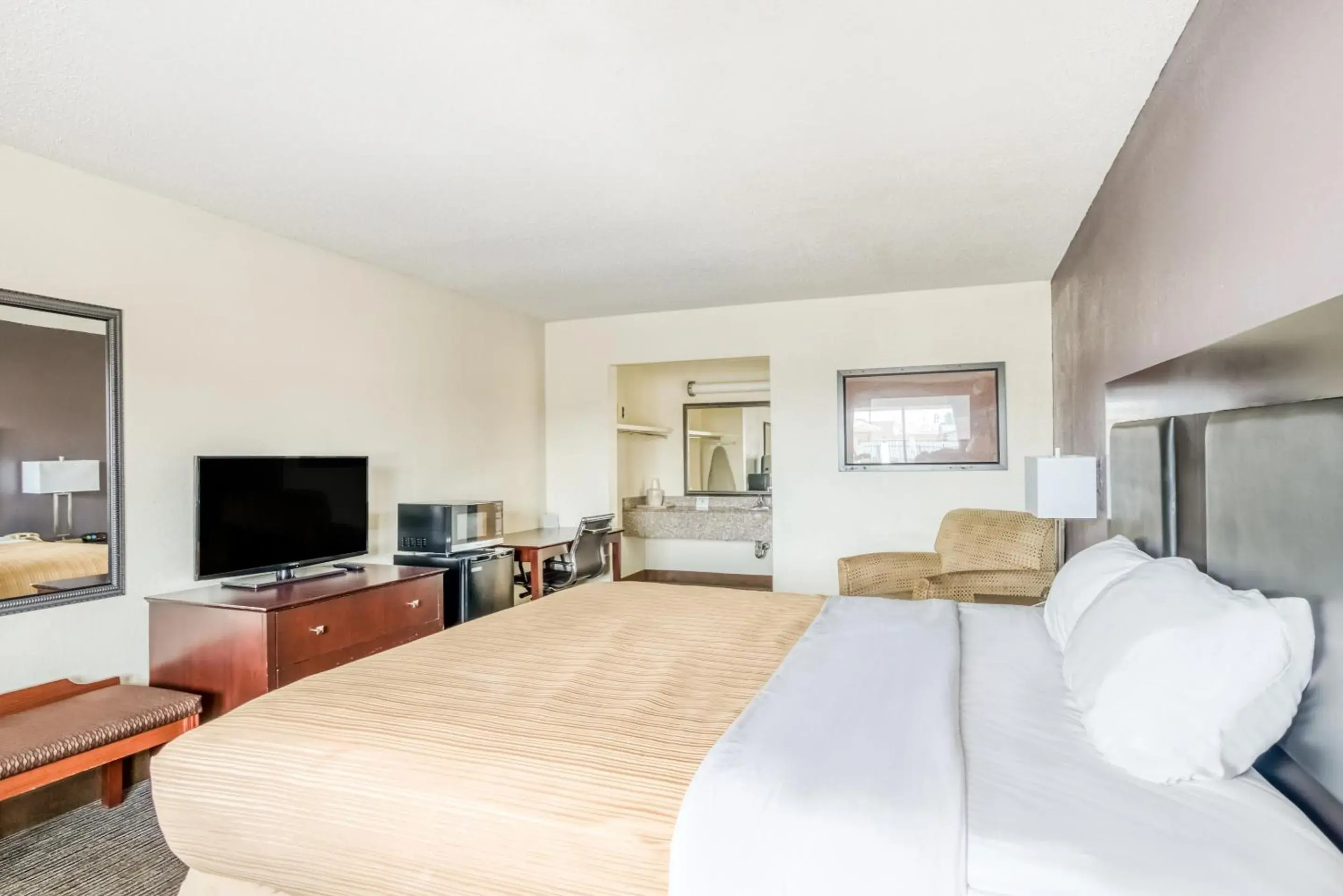 King Bed Smoking in OYO Hotel Alexandria LA- Hwy 165 King Bed Smoking in OYO Hotel Alexandria LA- Hwy 165