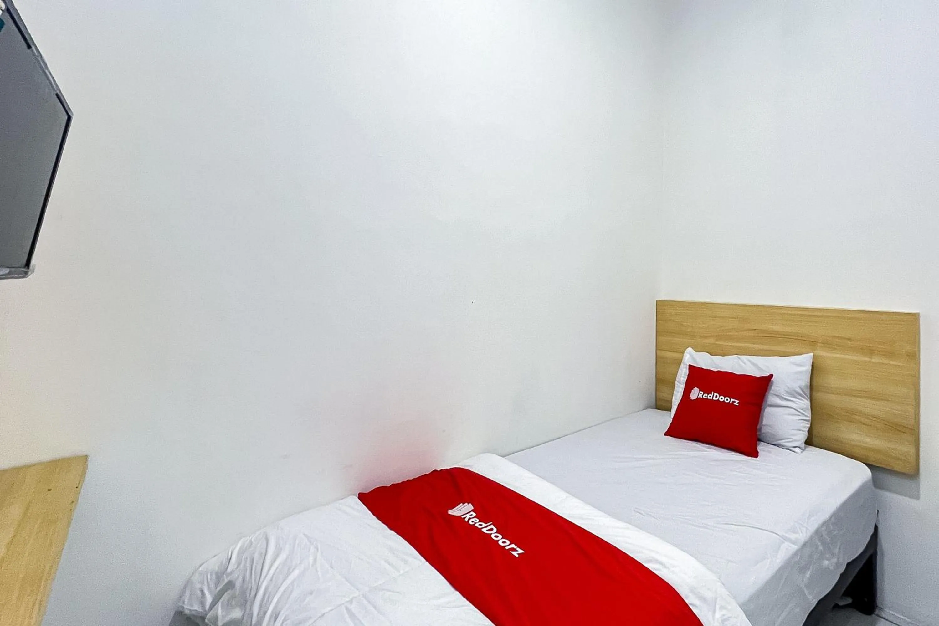 Bedroom, Bed in RedDoorz at PB Inn near Stasiun Juanda