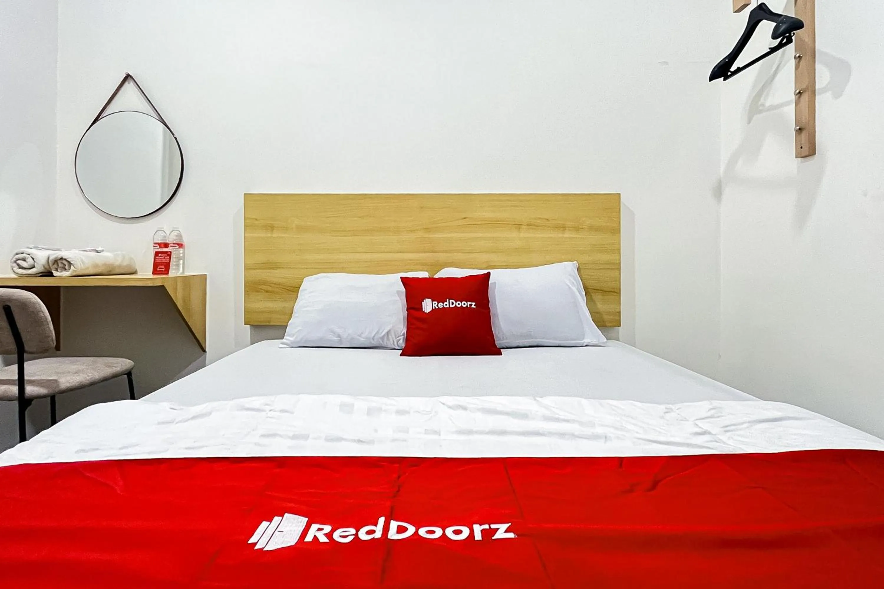 Bedroom, Bed in RedDoorz at PB Inn near Stasiun Juanda