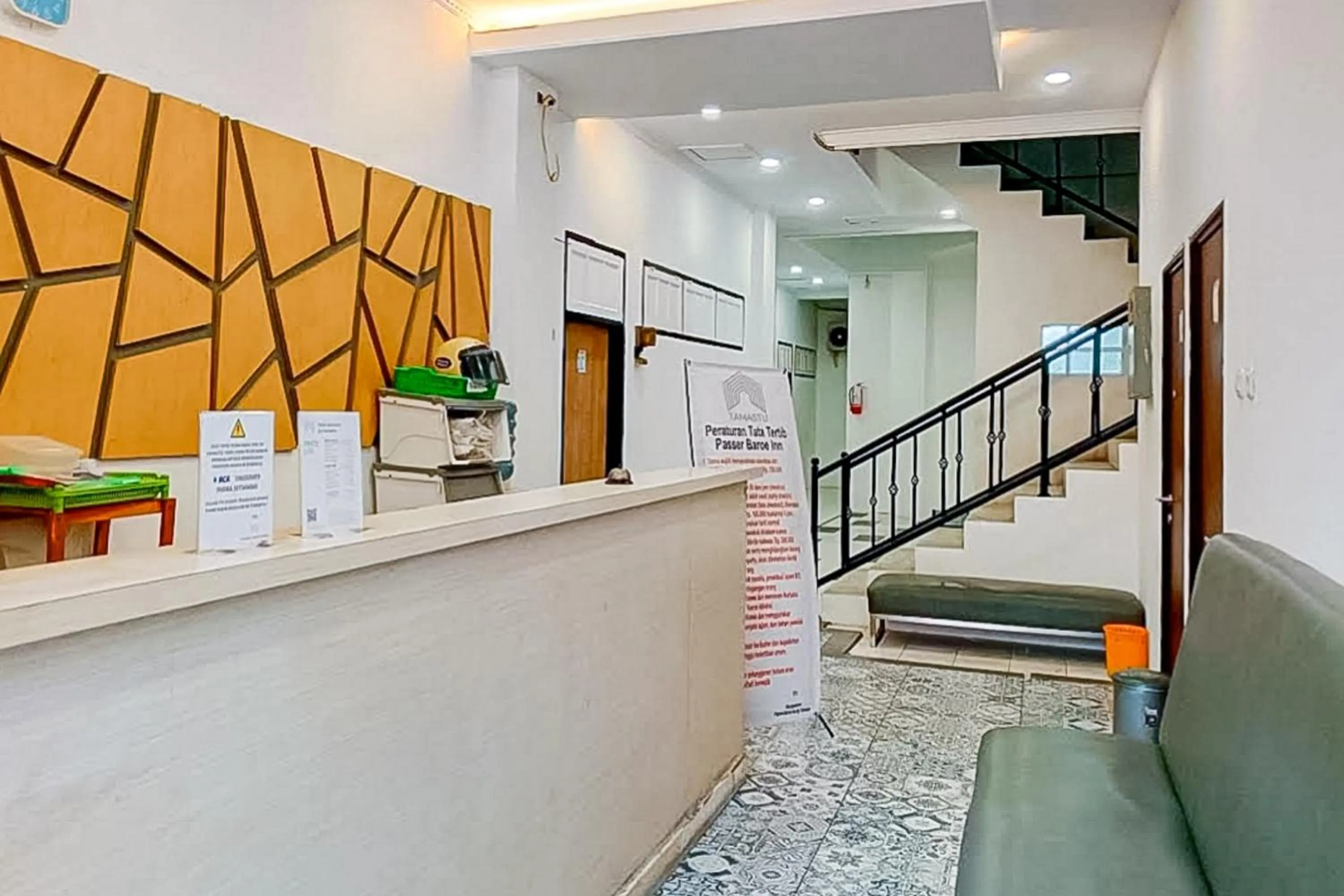 Lobby or reception in RedDoorz at PB Inn near Stasiun Juanda