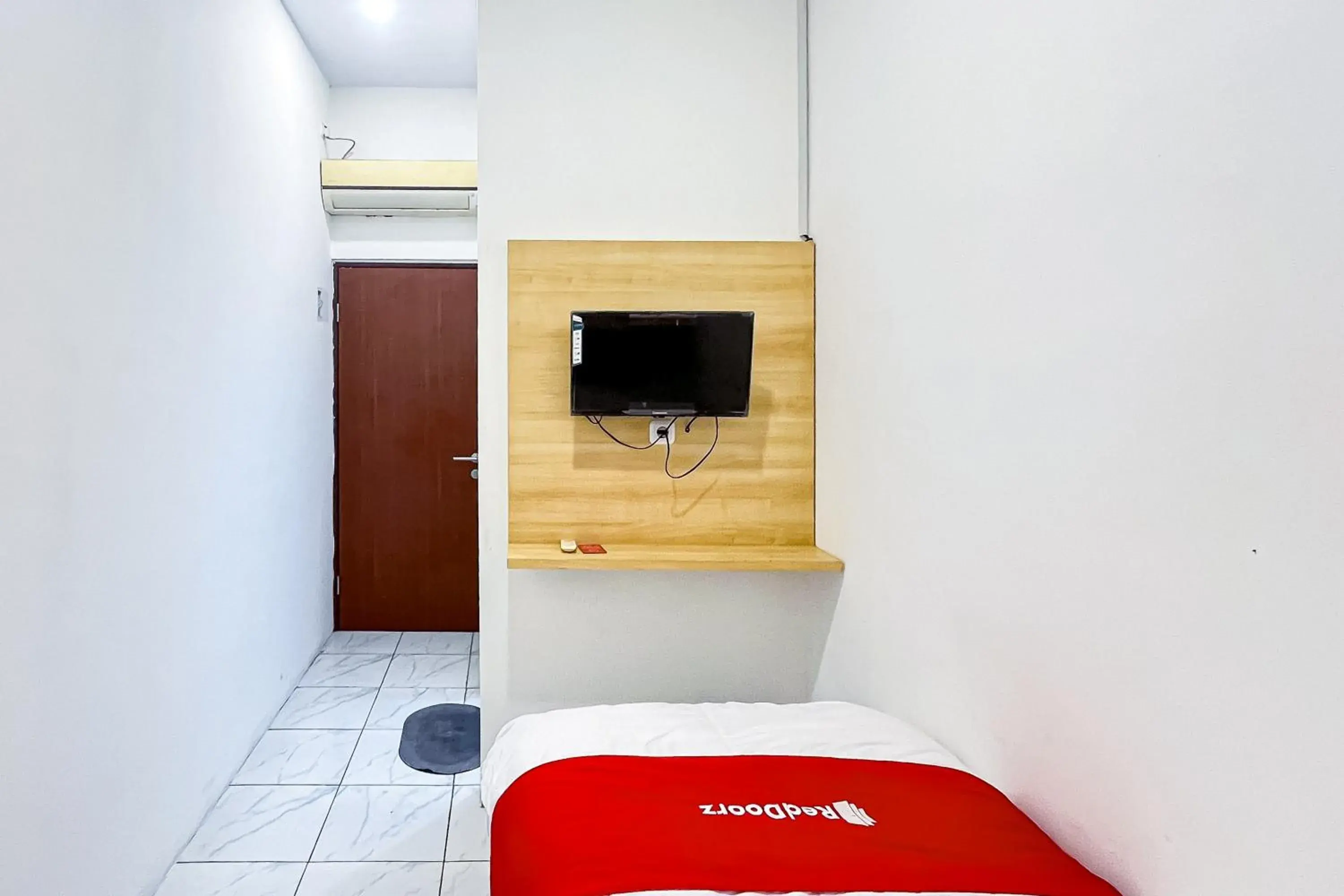 Bedroom, Bed in RedDoorz at PB Inn near Stasiun Juanda Bedroom, Bed in RedDoorz at PB Inn near Stasiun Juanda