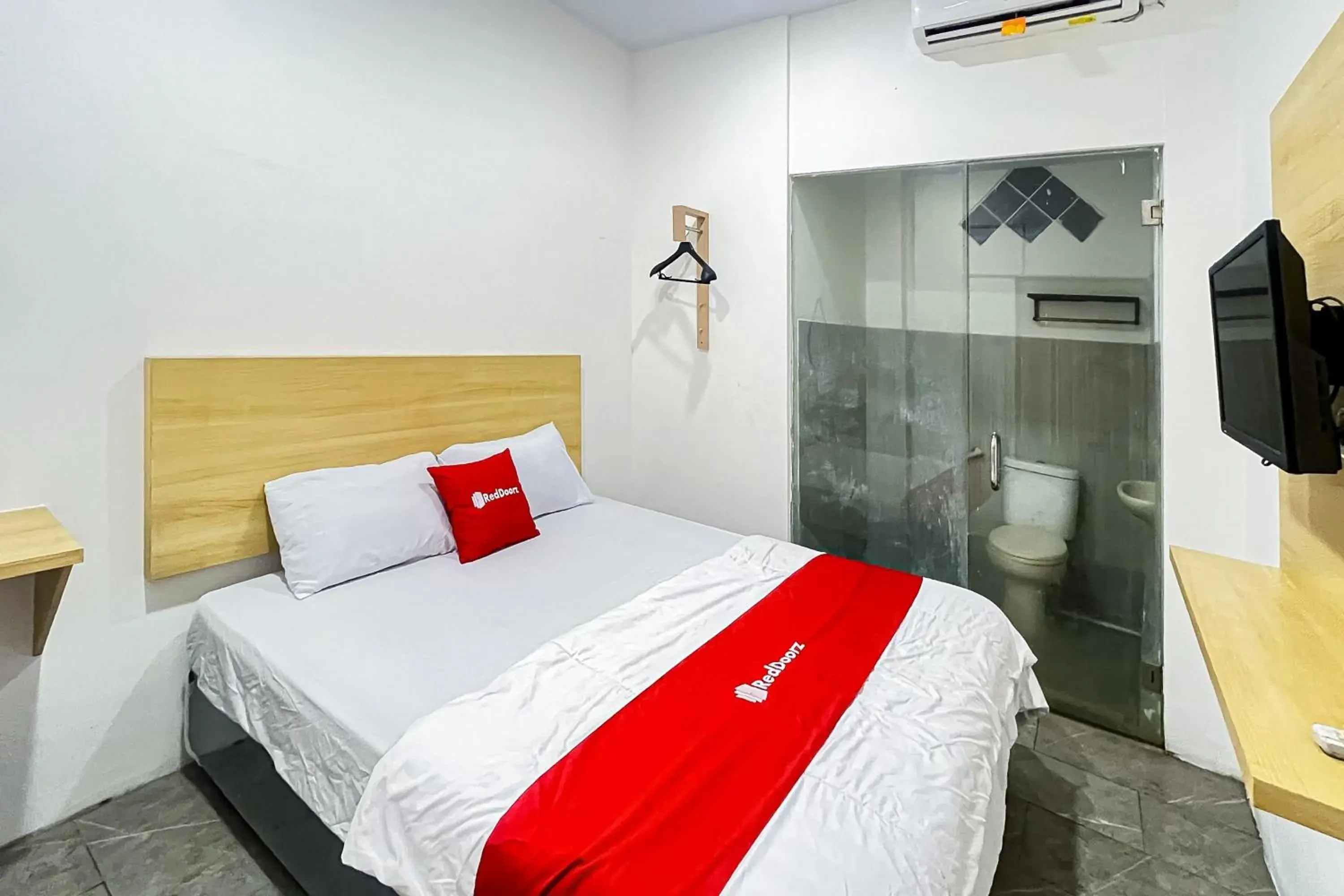 Bedroom, Bed in RedDoorz at PB Inn near Stasiun Juanda Bedroom, Bed in RedDoorz at PB Inn near Stasiun Juanda