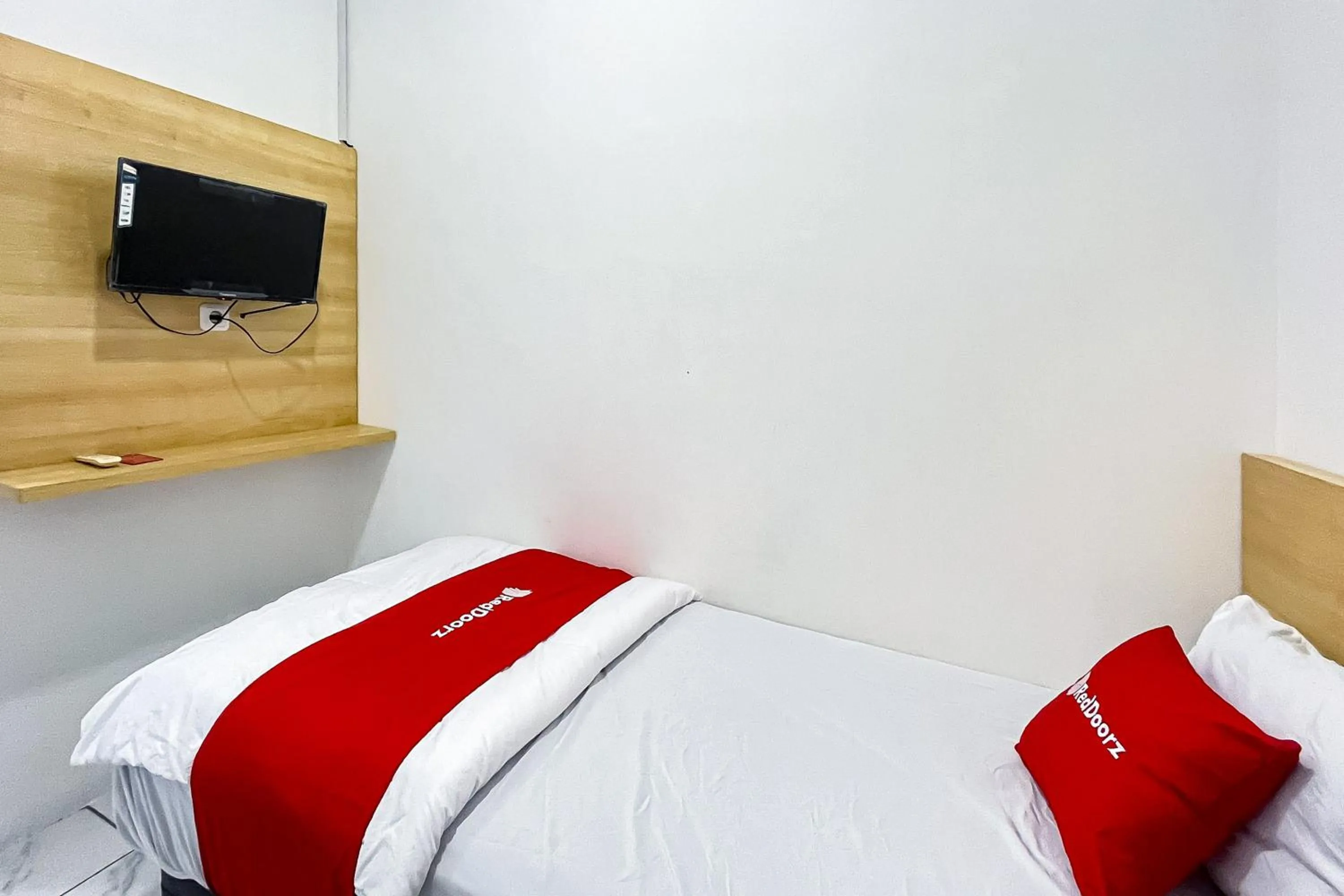 Bedroom, Bed in RedDoorz at PB Inn near Stasiun Juanda