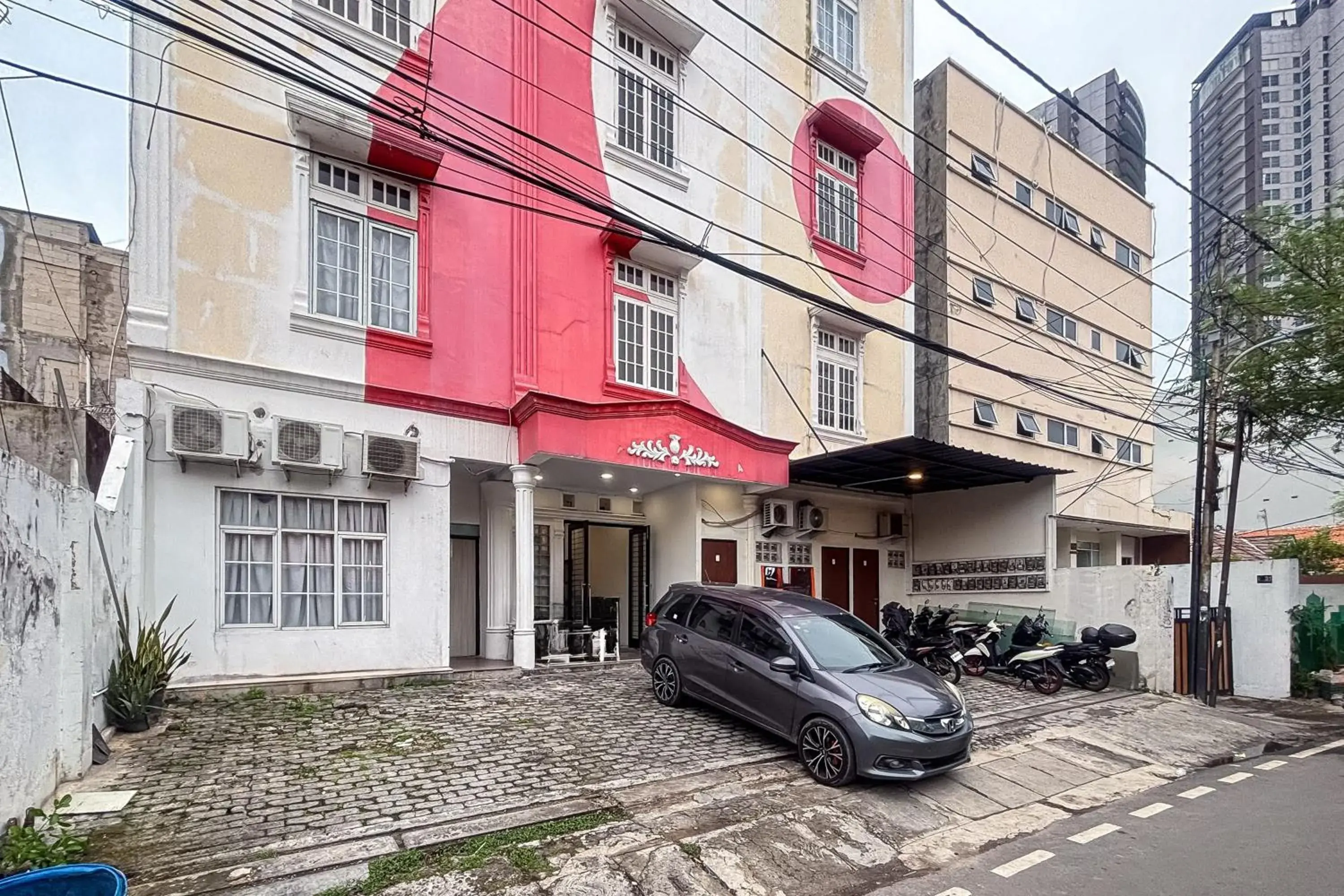 Facade/entrance in RedDoorz at PB Inn near Stasiun Juanda Facade/entrance in RedDoorz at PB Inn near Stasiun Juanda