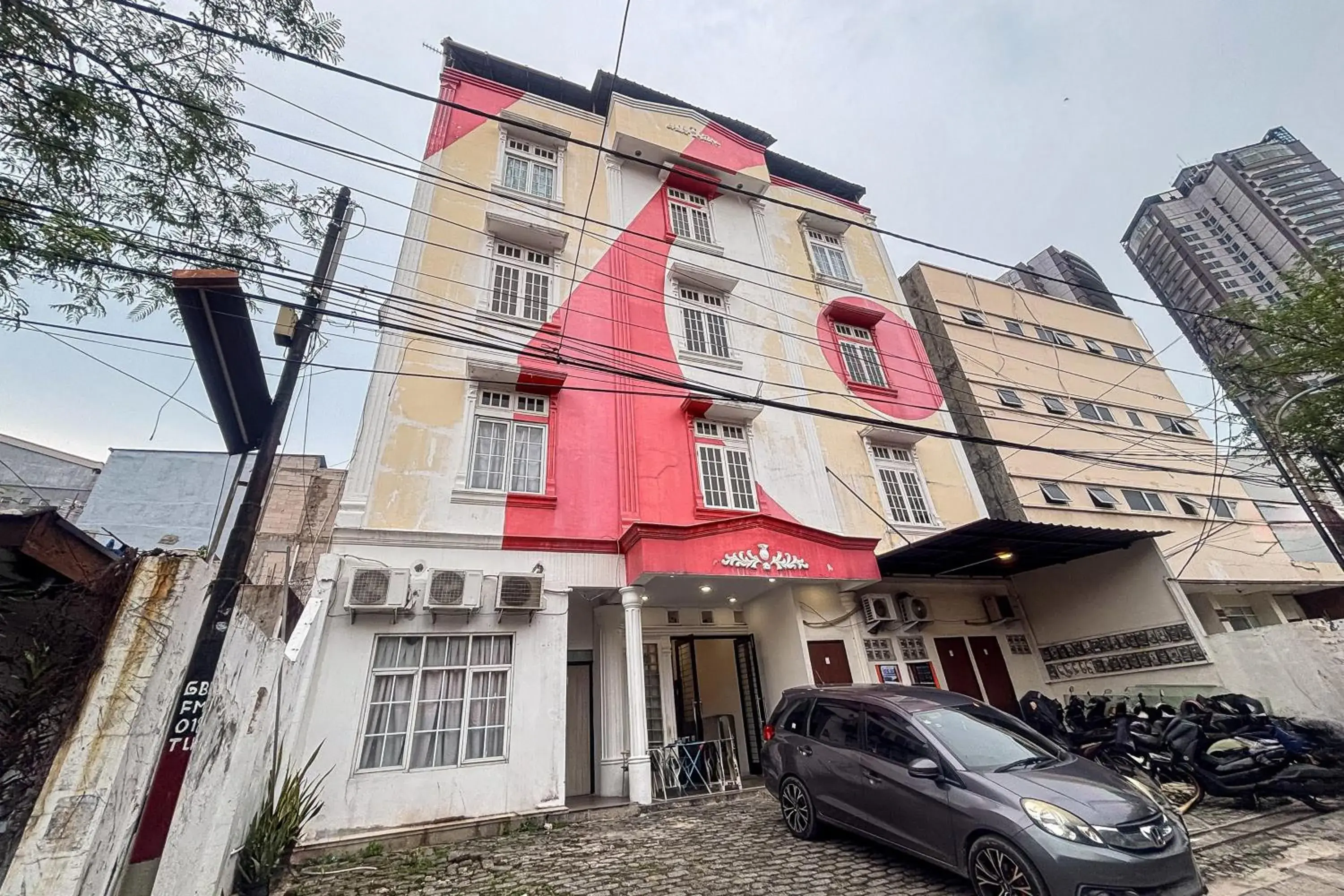 Facade/entrance in RedDoorz at PB Inn near Stasiun Juanda Facade/entrance in RedDoorz at PB Inn near Stasiun Juanda