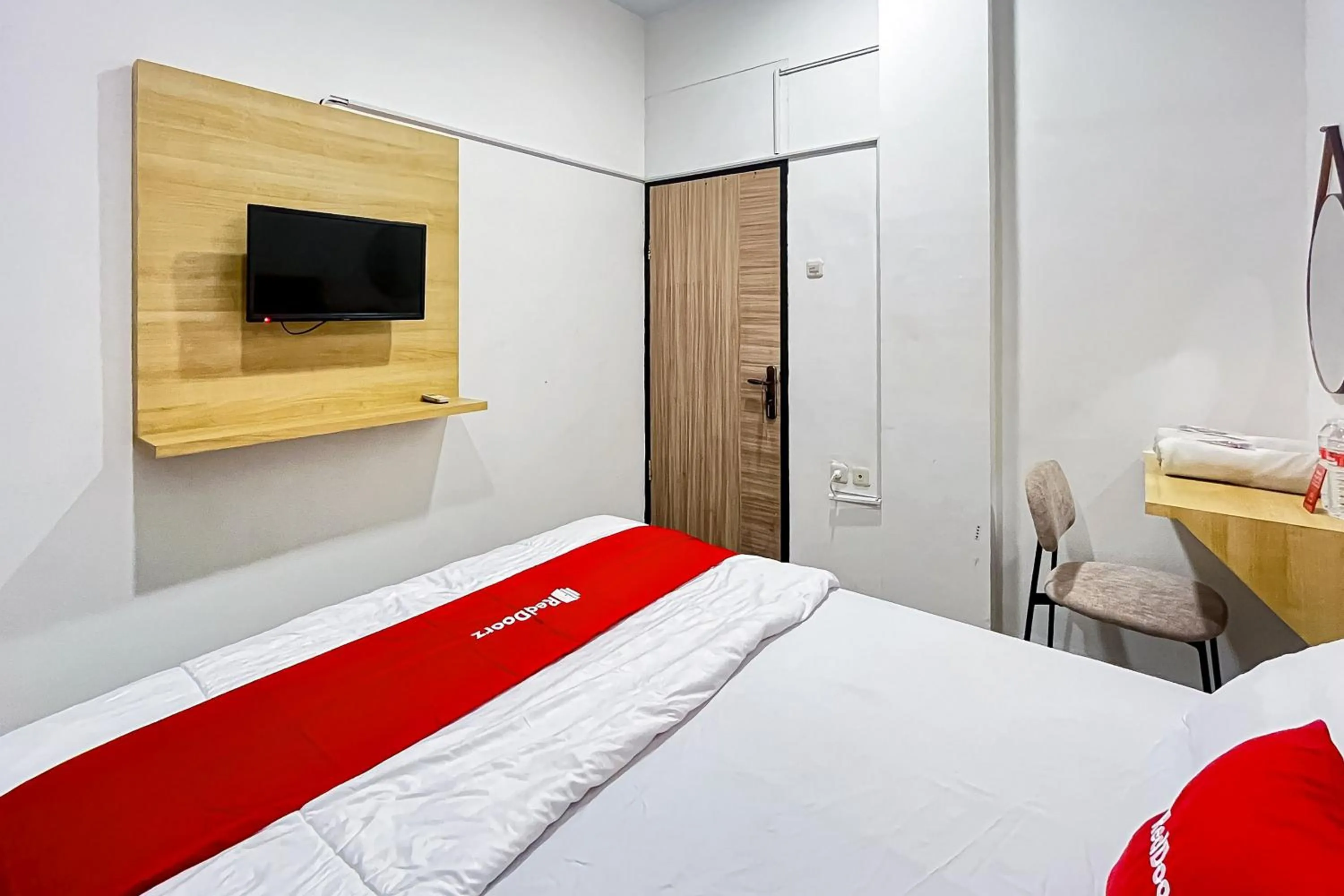 Bedroom, Bed in RedDoorz at PB Inn near Stasiun Juanda