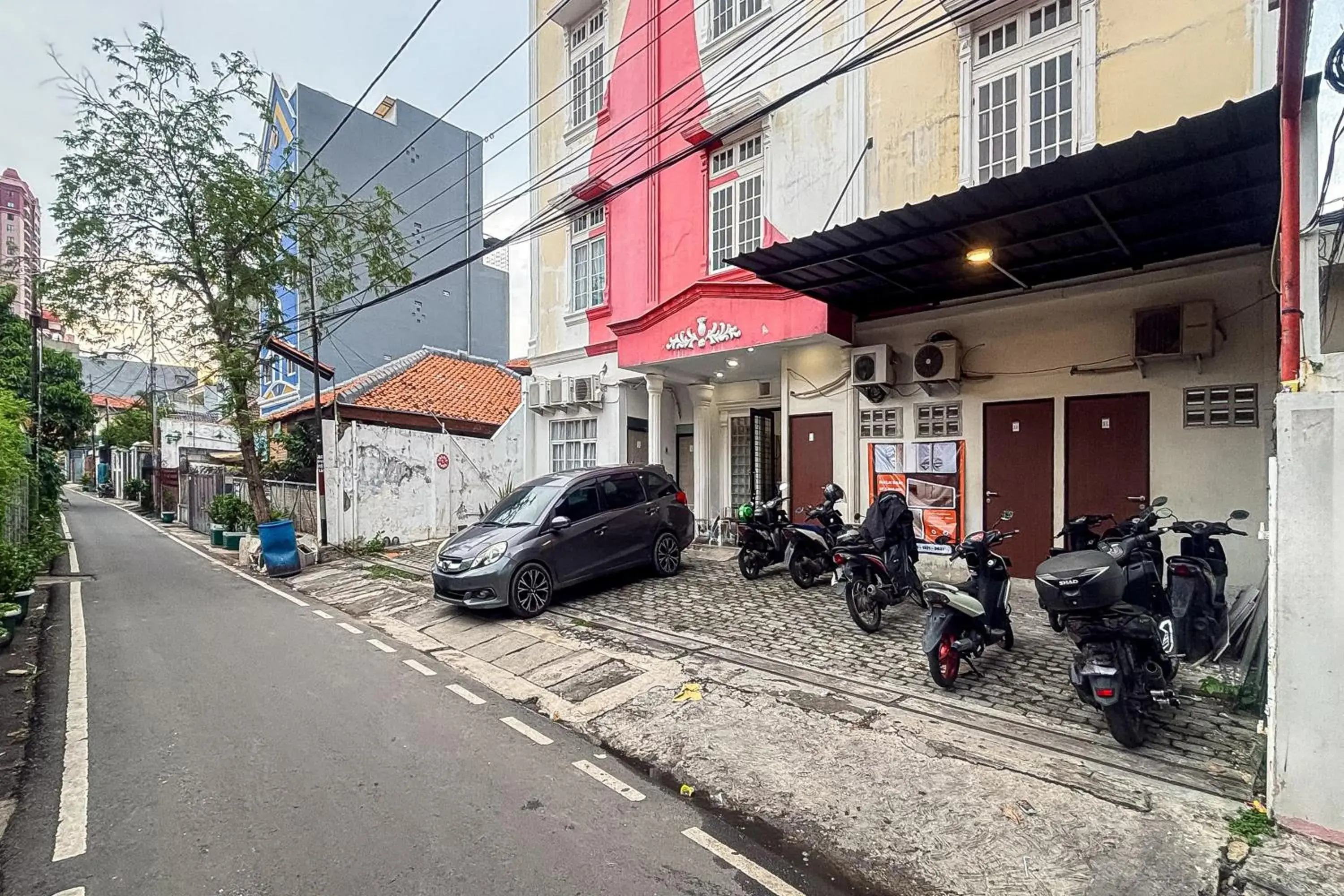 Facade/entrance in RedDoorz at PB Inn near Stasiun Juanda Facade/entrance in RedDoorz at PB Inn near Stasiun Juanda