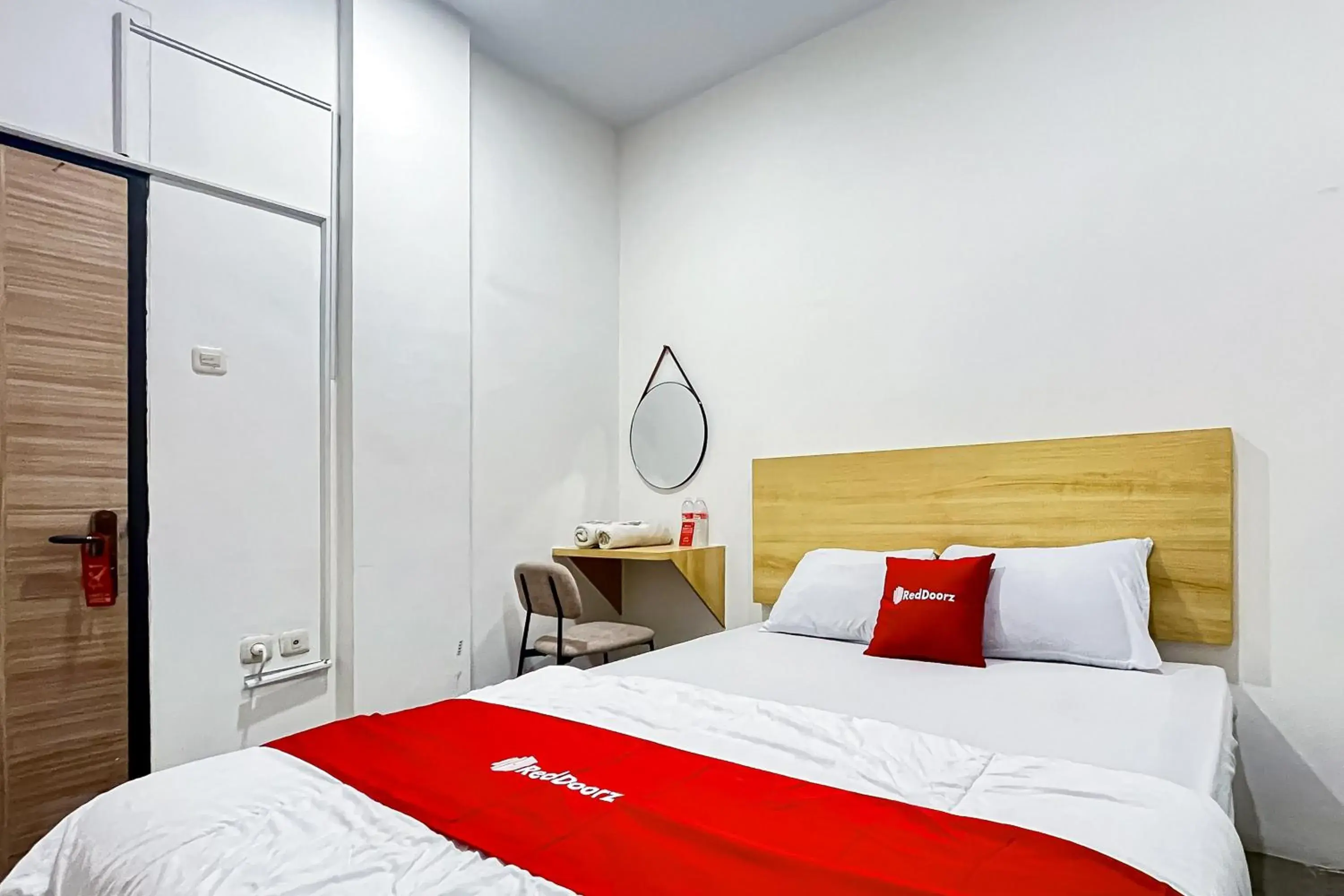 Bedroom, Bed in RedDoorz at PB Inn near Stasiun Juanda Bedroom, Bed in RedDoorz at PB Inn near Stasiun Juanda