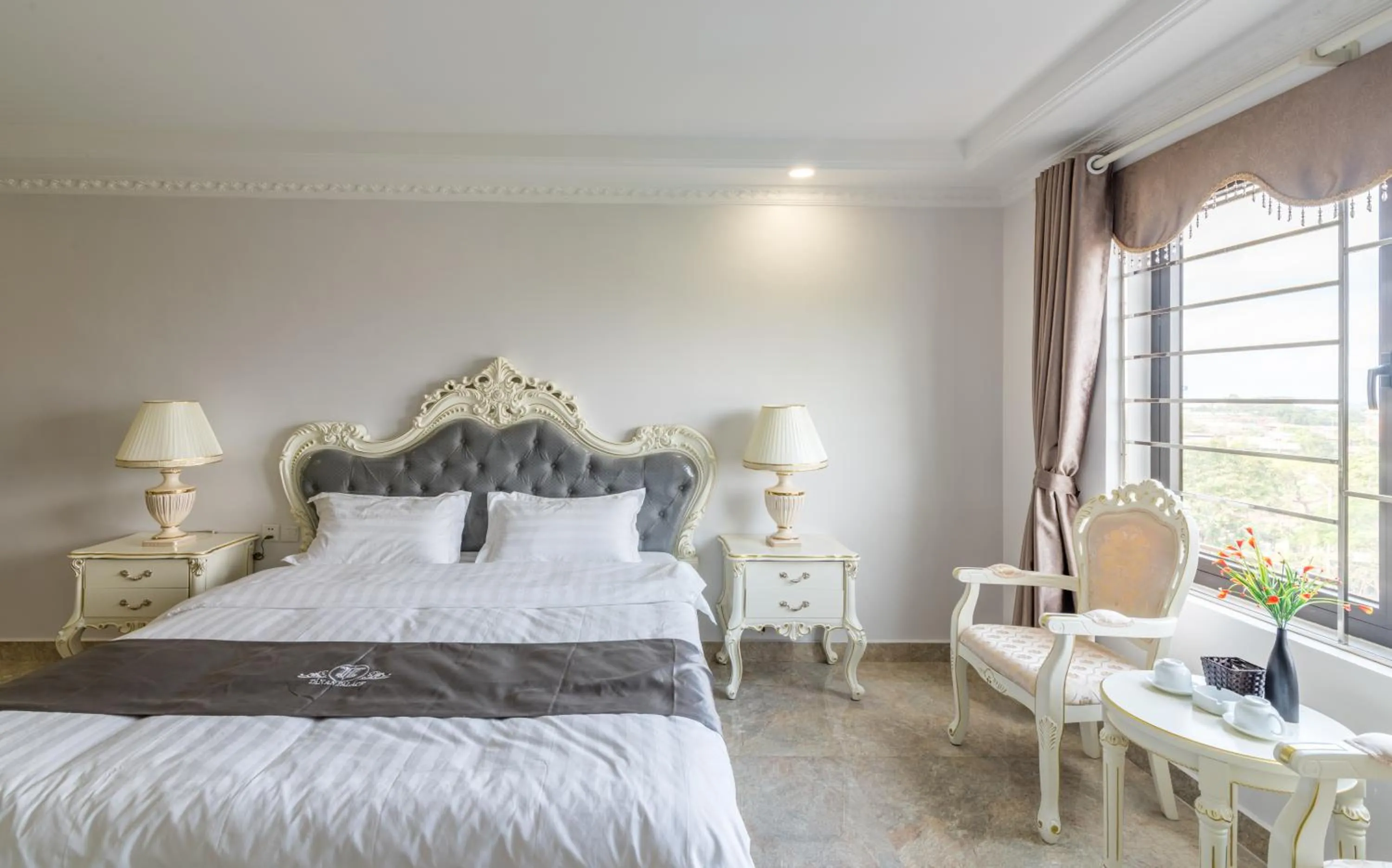 Shower, Bed in Tan An Palace