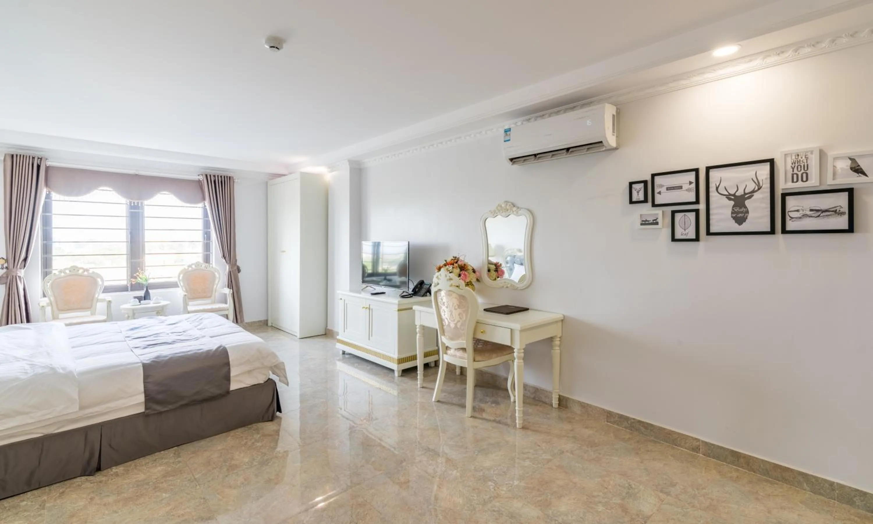 Photo of the whole room, Bed in Tan An Palace