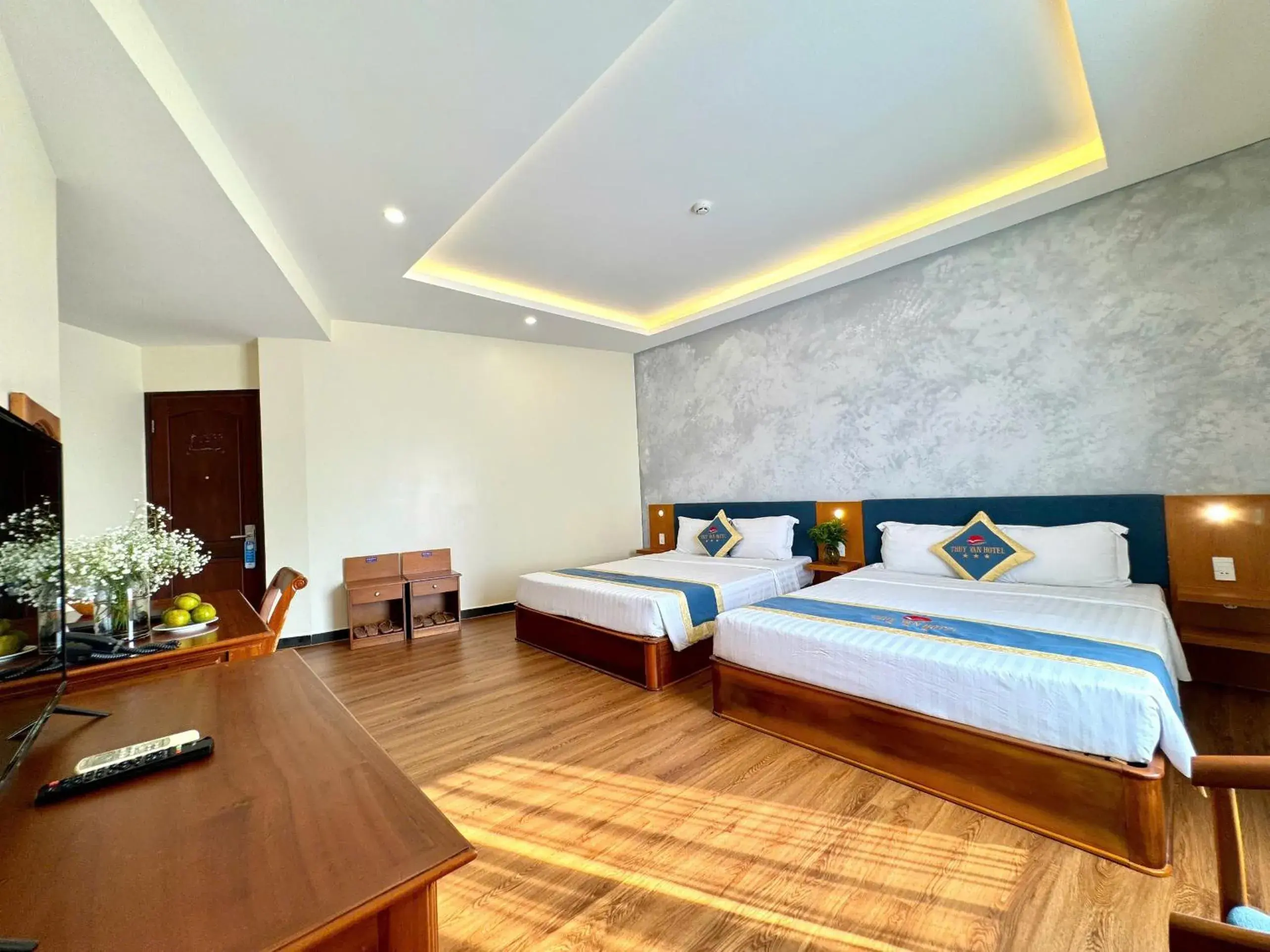 Deluxe Quadruple Room in Thuy Van Hotel Deluxe Quadruple Room in Thuy Van Hotel