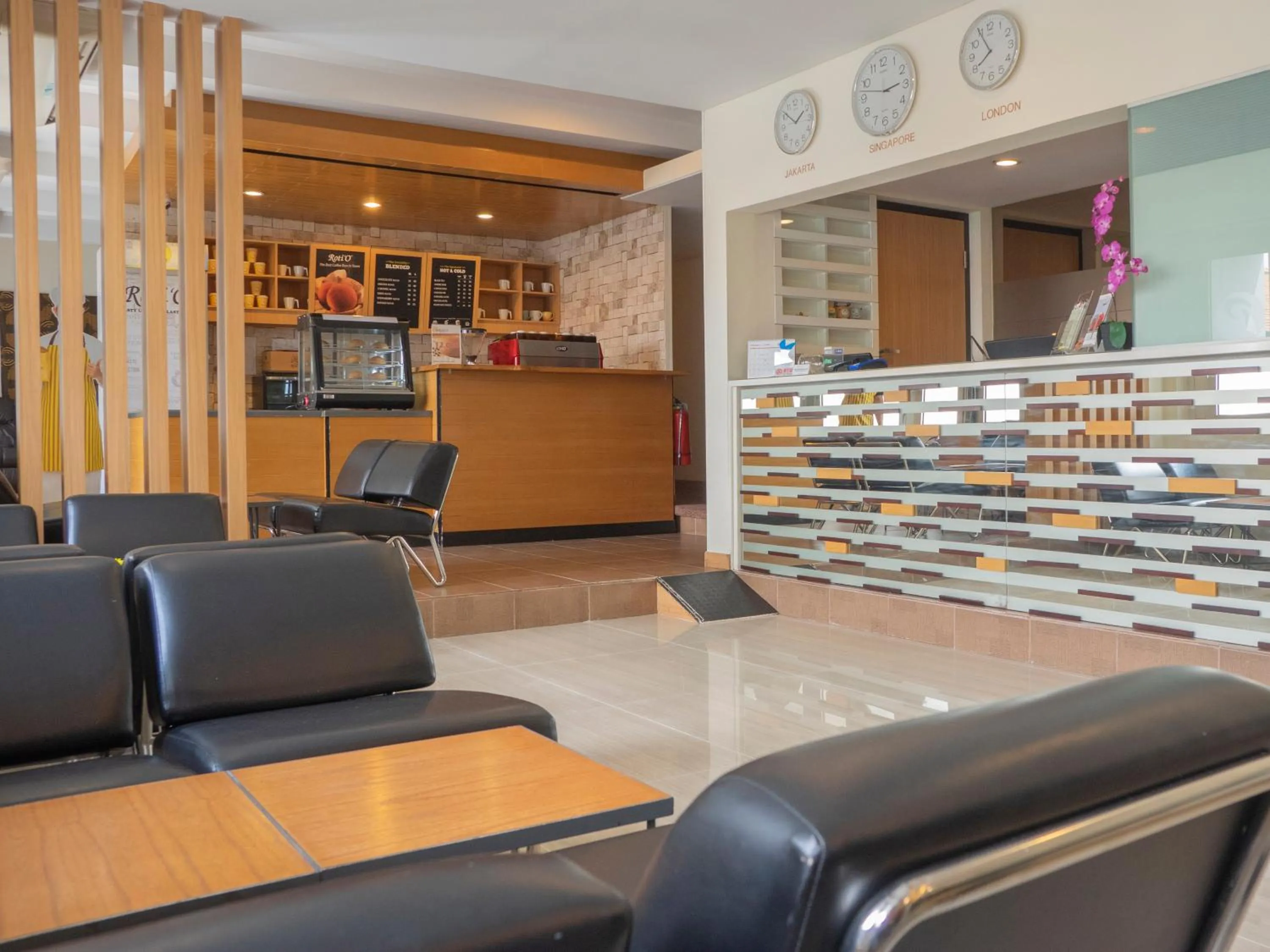 Lobby or reception in d'primahotel Airport Jakarta Terminal 1A