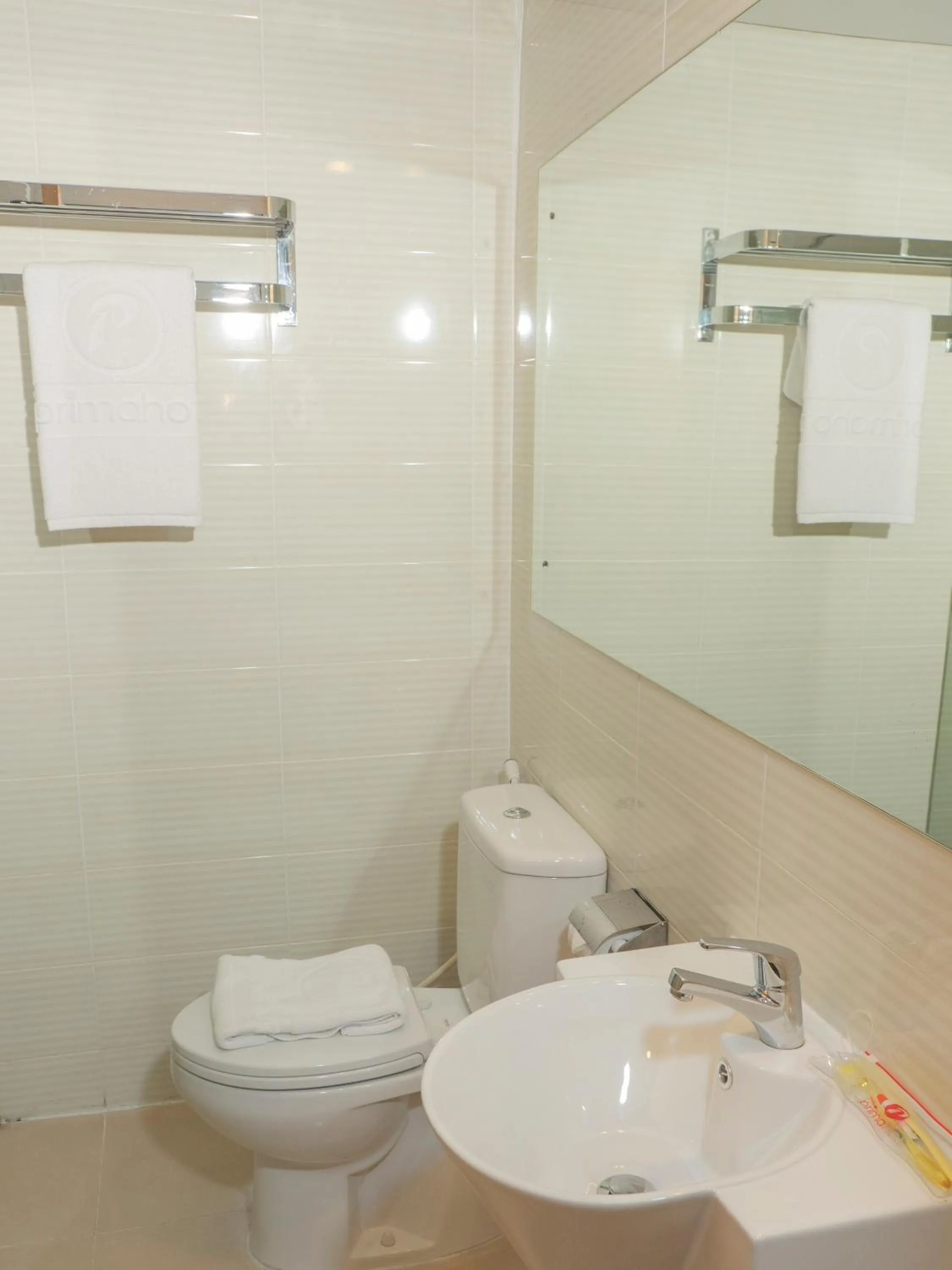 Bathroom in d'primahotel Airport Jakarta Terminal 1A