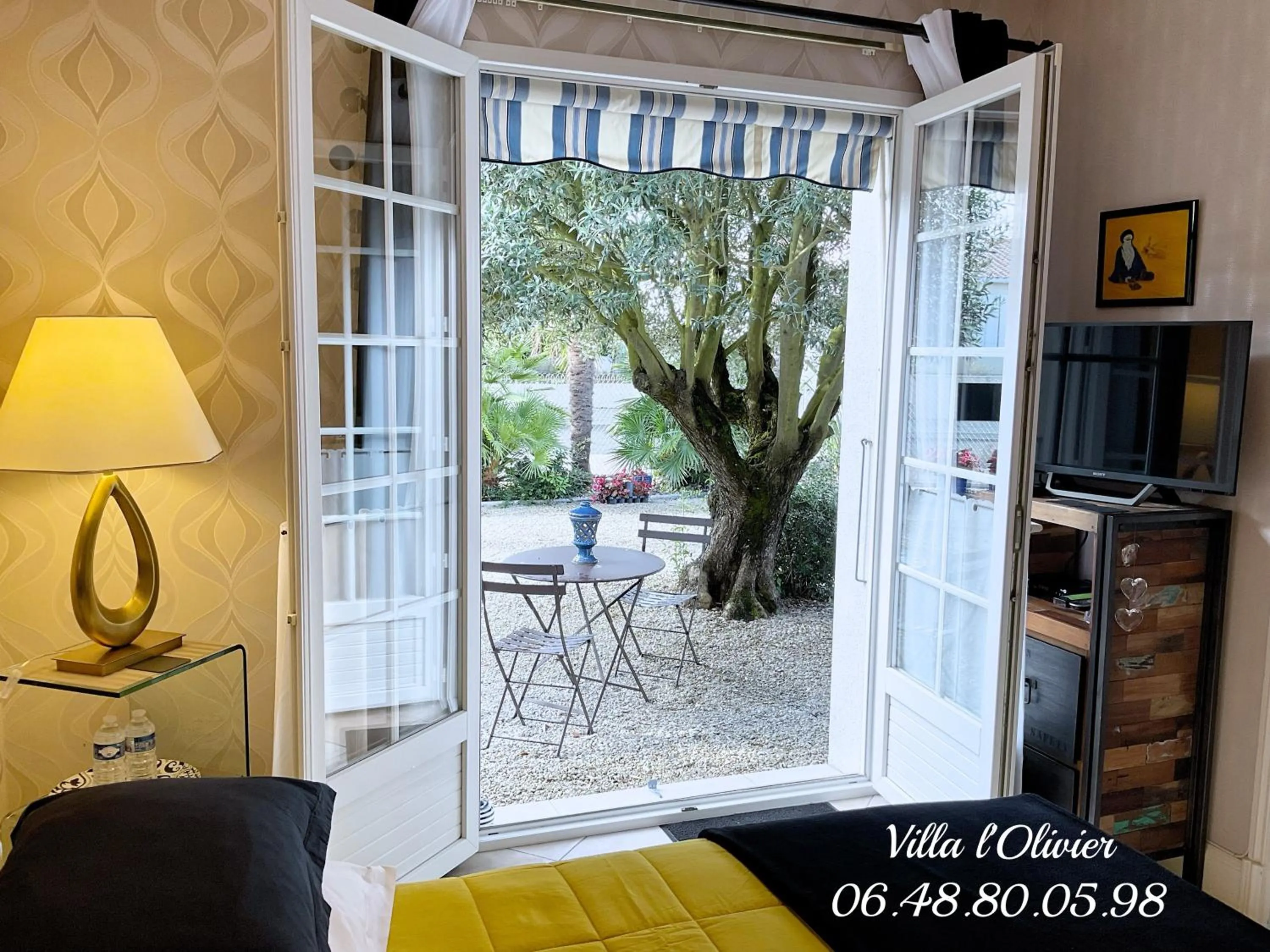 Bedroom in CHAMBRE D'HOTES "Les Volets Bleus" à ROYAN - VAUX SUR MER - plage