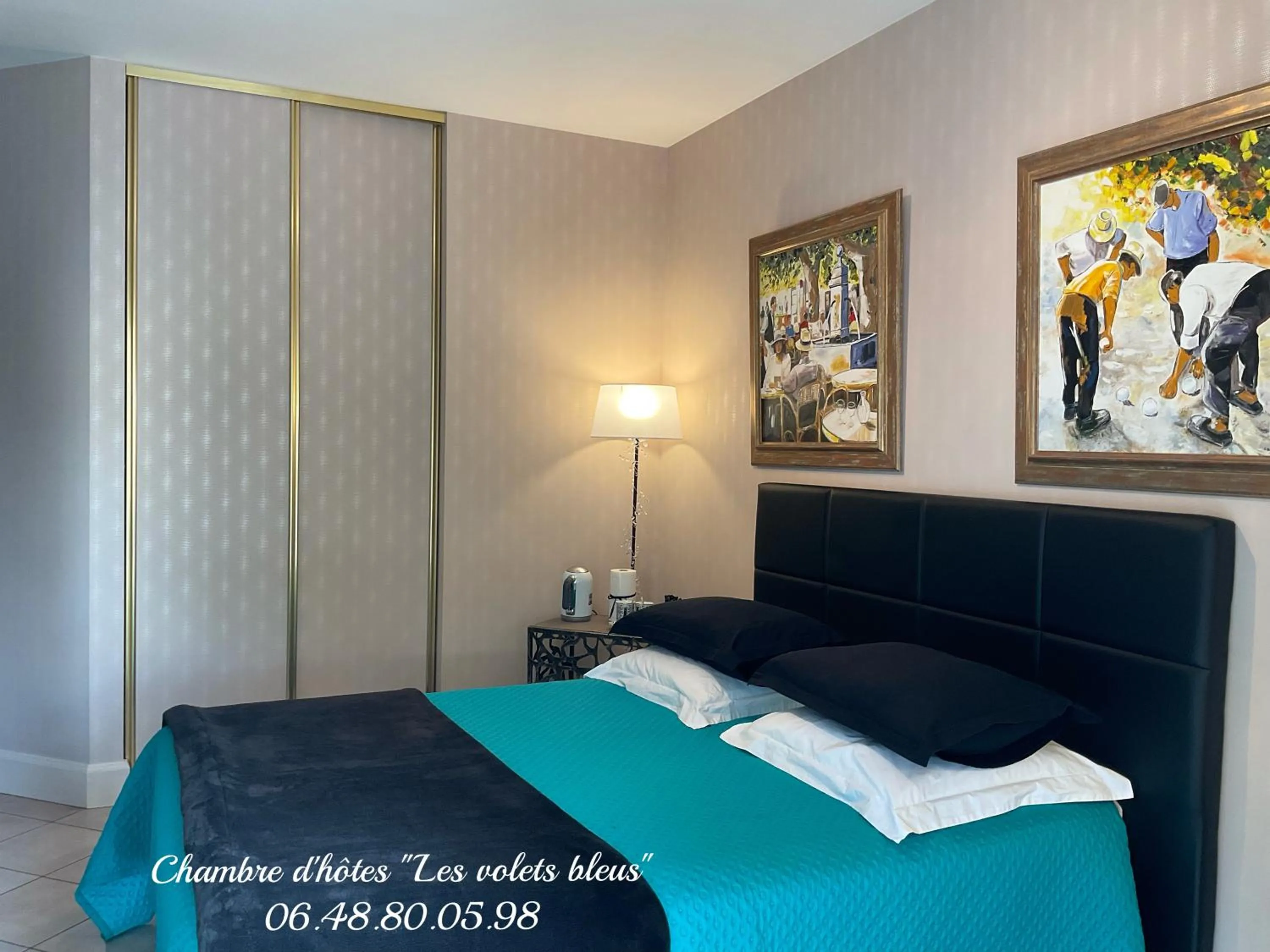 Bed in CHAMBRE D'HOTES "Les Volets Bleus" à ROYAN - VAUX SUR MER - plage