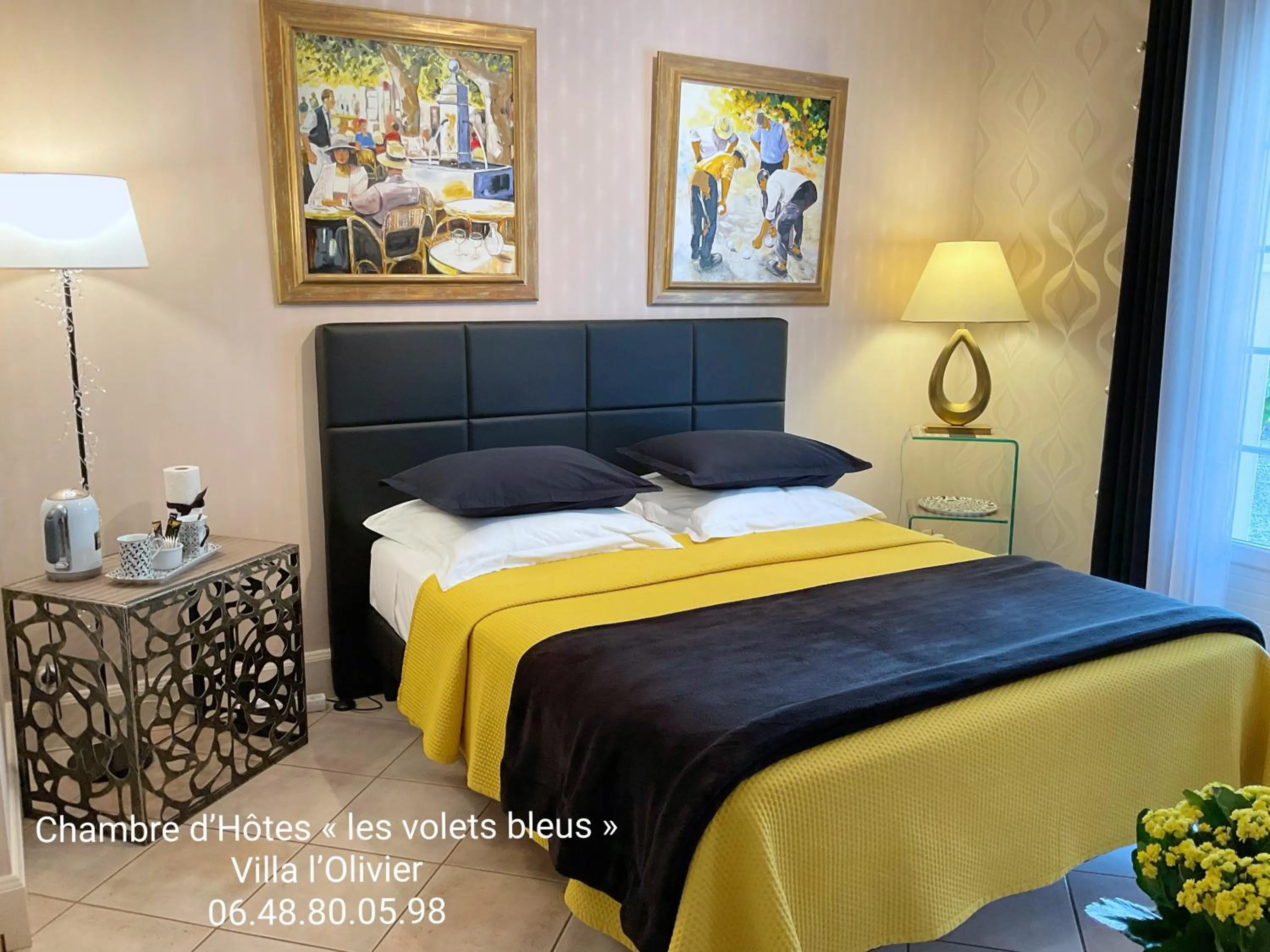 Bed in CHAMBRE D'HOTES "Les Volets Bleus" à ROYAN - VAUX SUR MER - plage