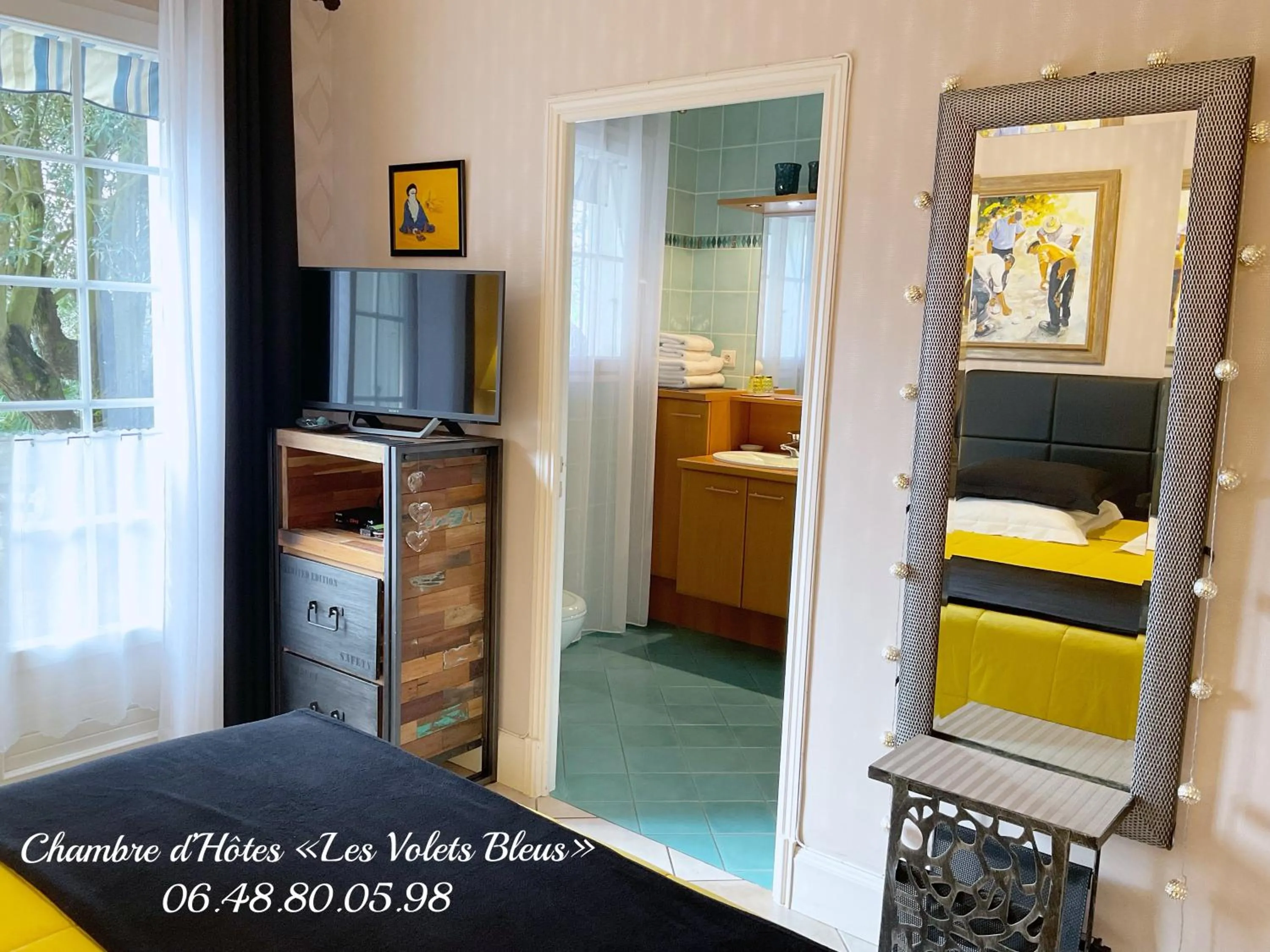 TV and multimedia, Bed in CHAMBRE D'HOTES "Les Volets Bleus" à ROYAN - VAUX SUR MER - plage