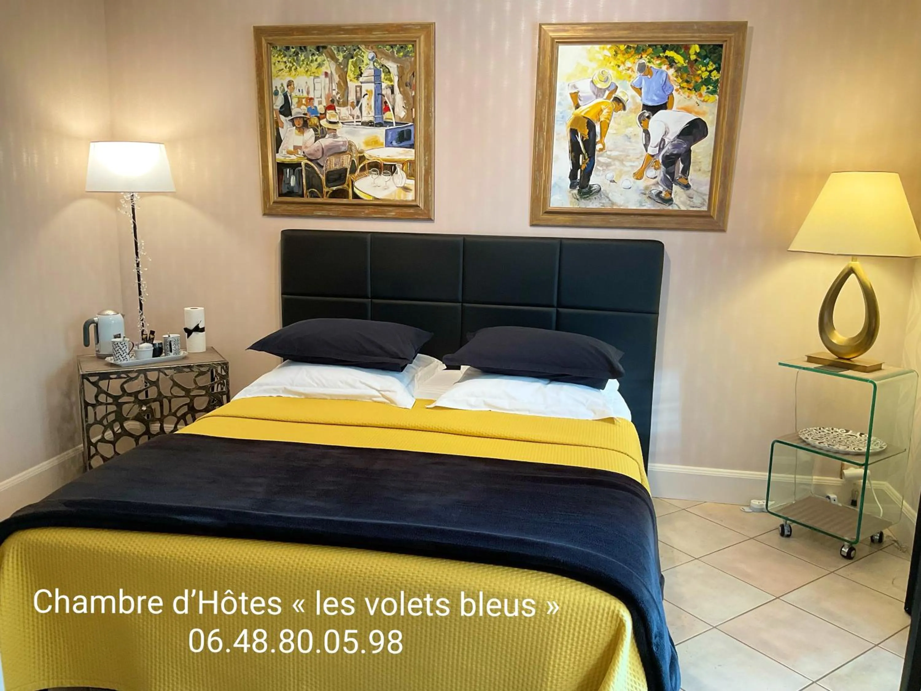 Bed in CHAMBRE D'HOTES "Les Volets Bleus" à ROYAN - VAUX SUR MER - plage