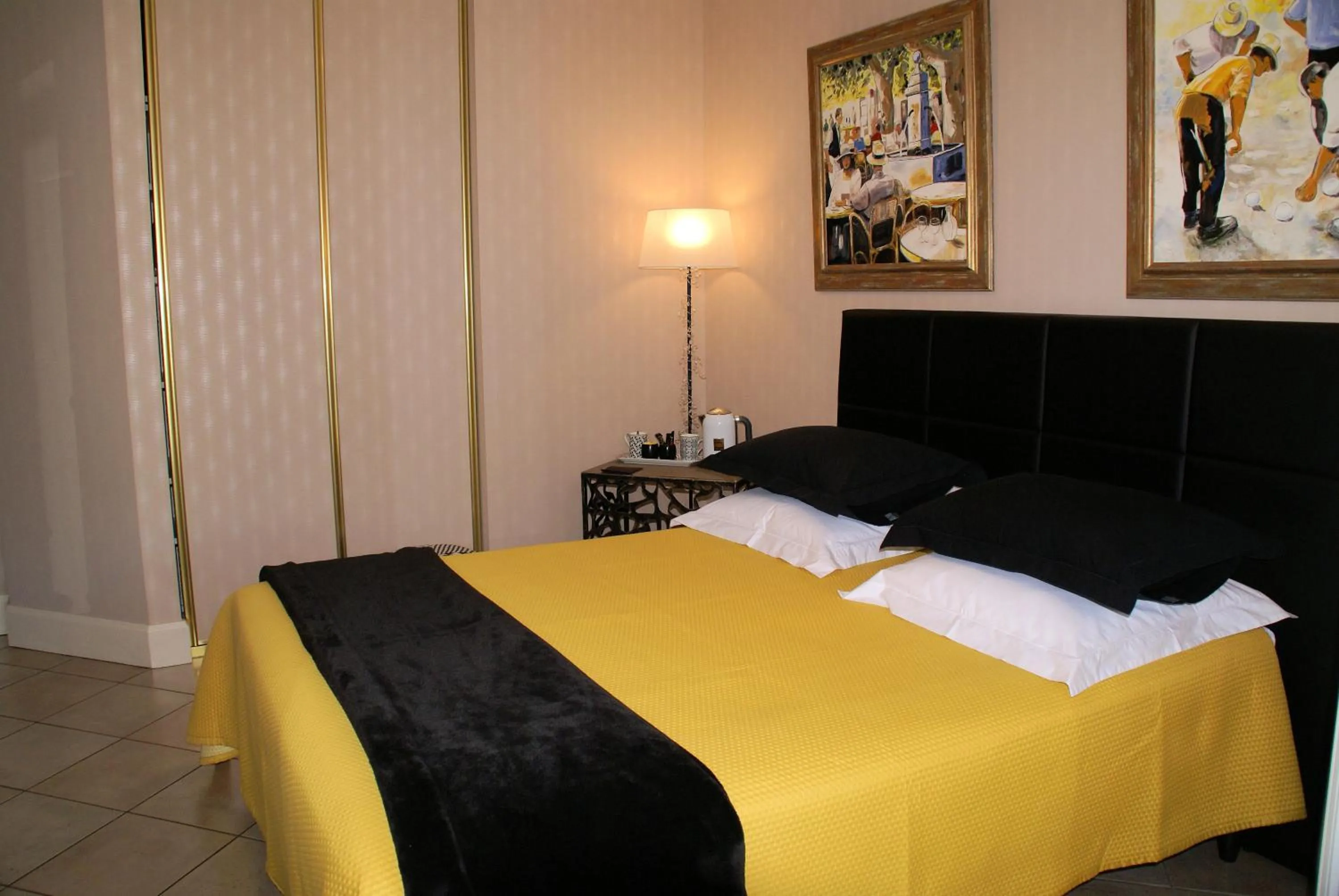 Photo of the whole room, Bed in CHAMBRE D'HOTES "Les Volets Bleus" à ROYAN - VAUX SUR MER - plage
