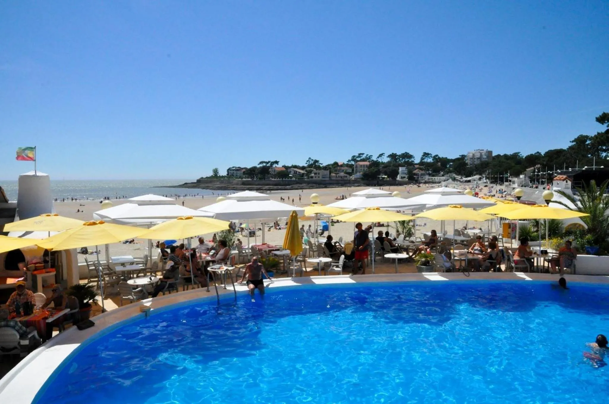 Beach in CHAMBRE D'HOTES "Les Volets Bleus" à ROYAN - VAUX SUR MER - plage
