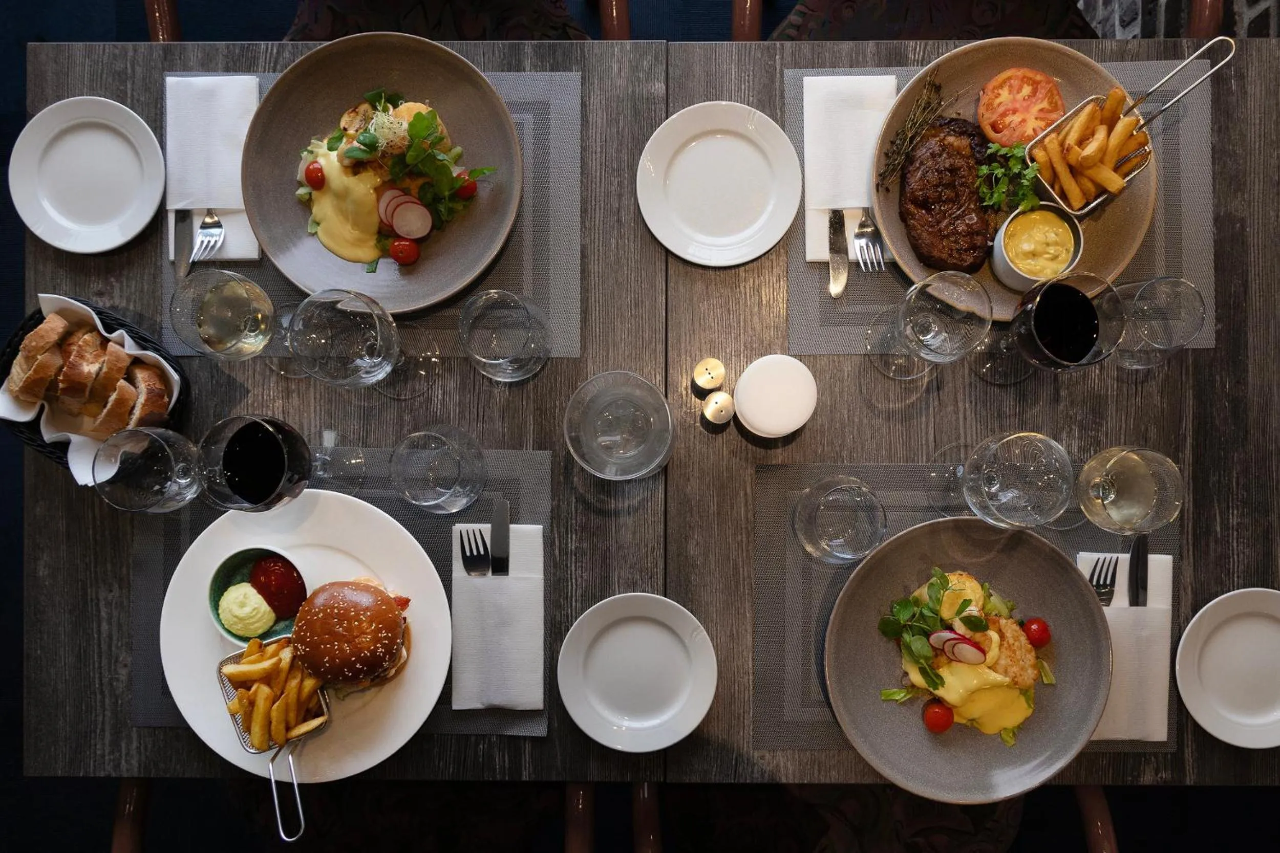 Restaurant/places to eat in Helnan Marselis Hotel