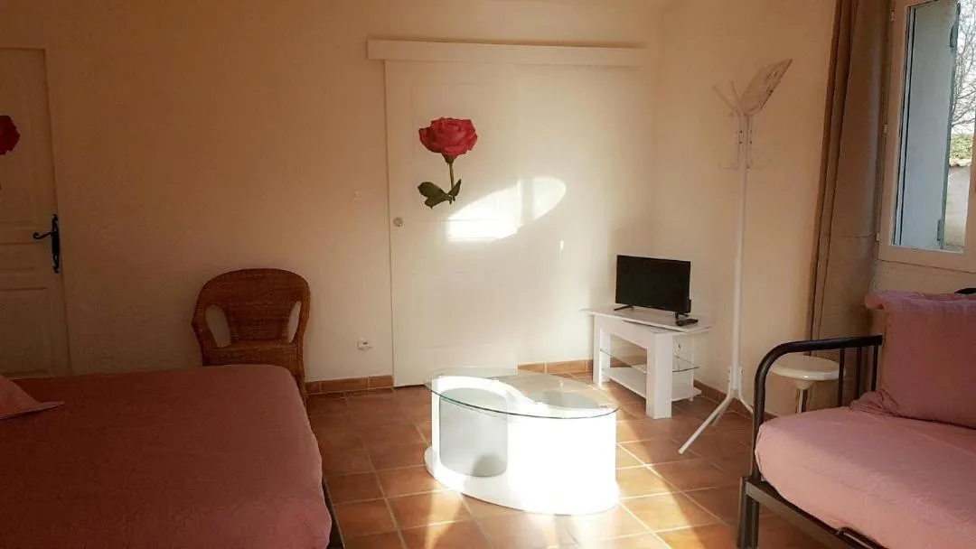 Photo of the whole room in Es Aqui