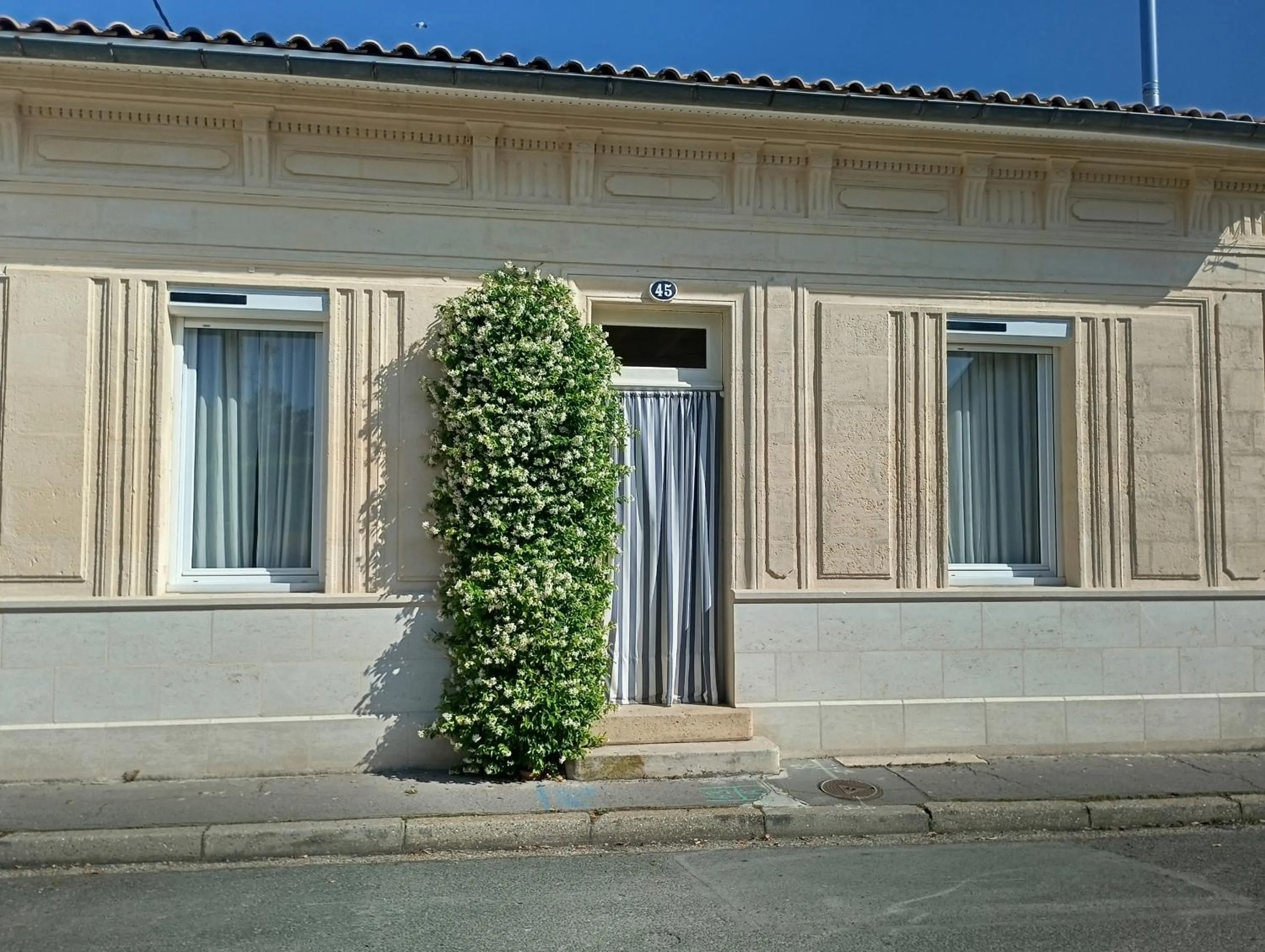 Property building in Suite dans Une Echoppe