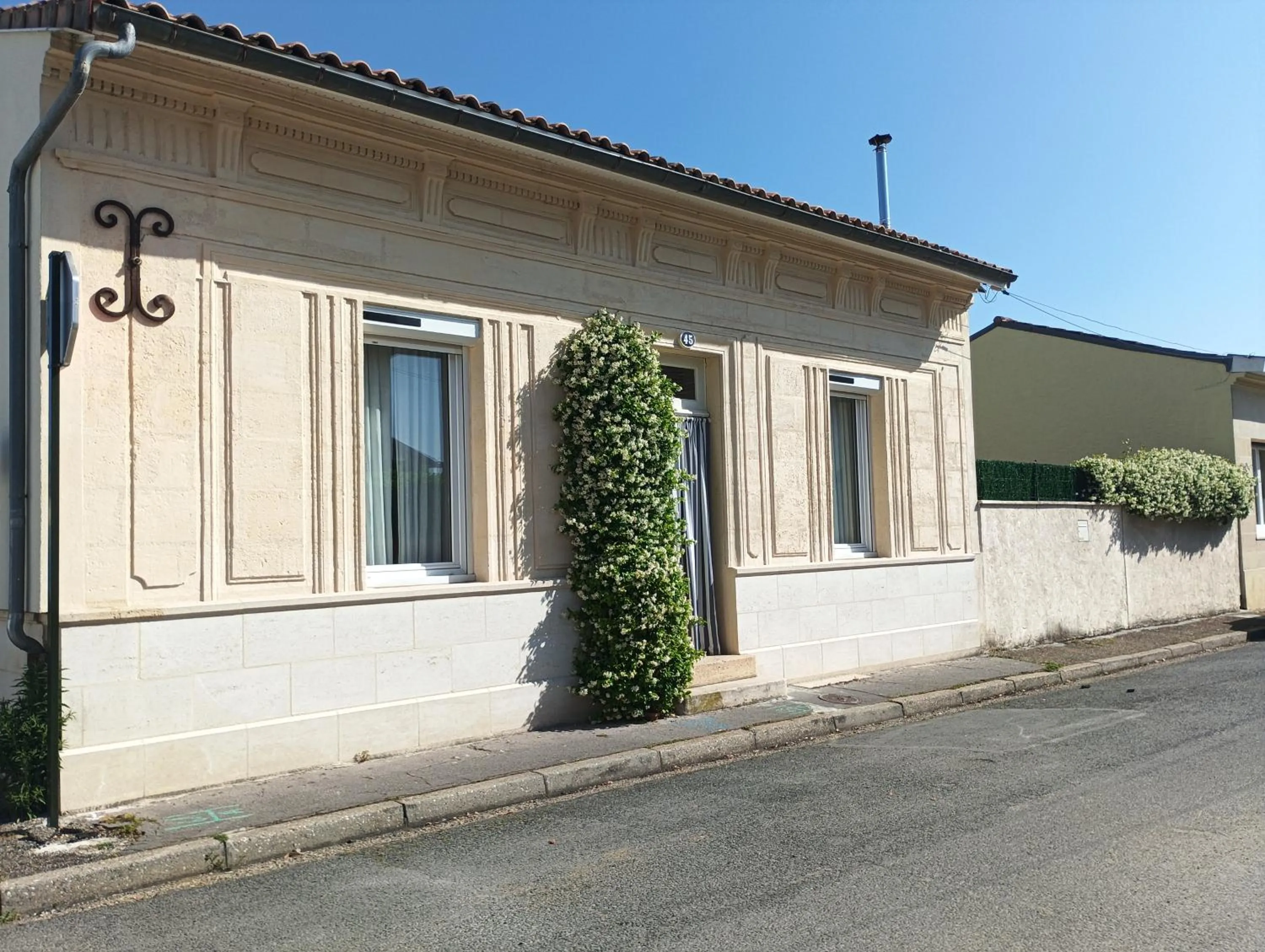 Property building in Suite dans Une Echoppe