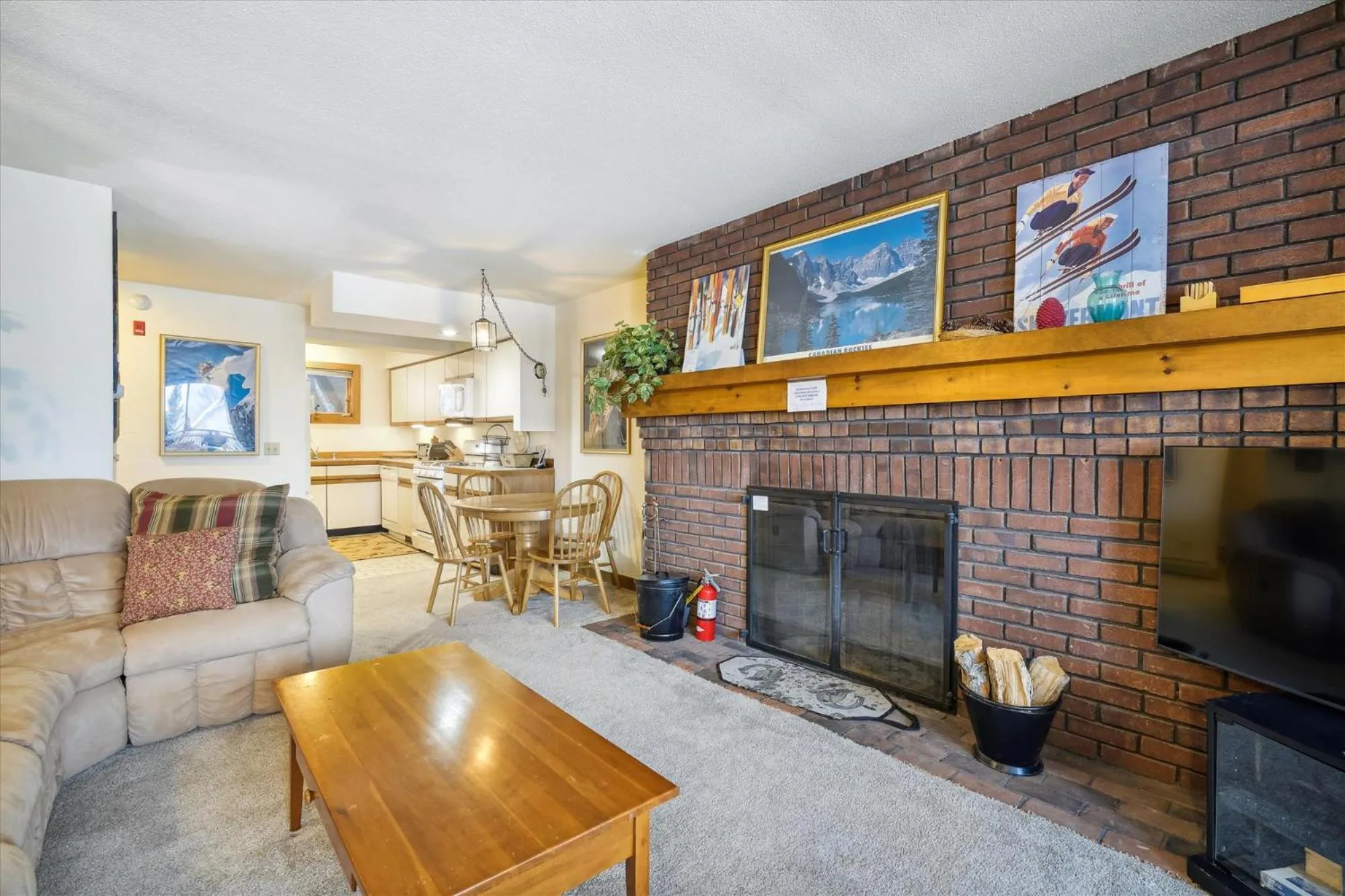 Living room in Ski on ski off, conveniently located, 2 bedroom condo with beautiful views, access to indoor pool Sunrise B3