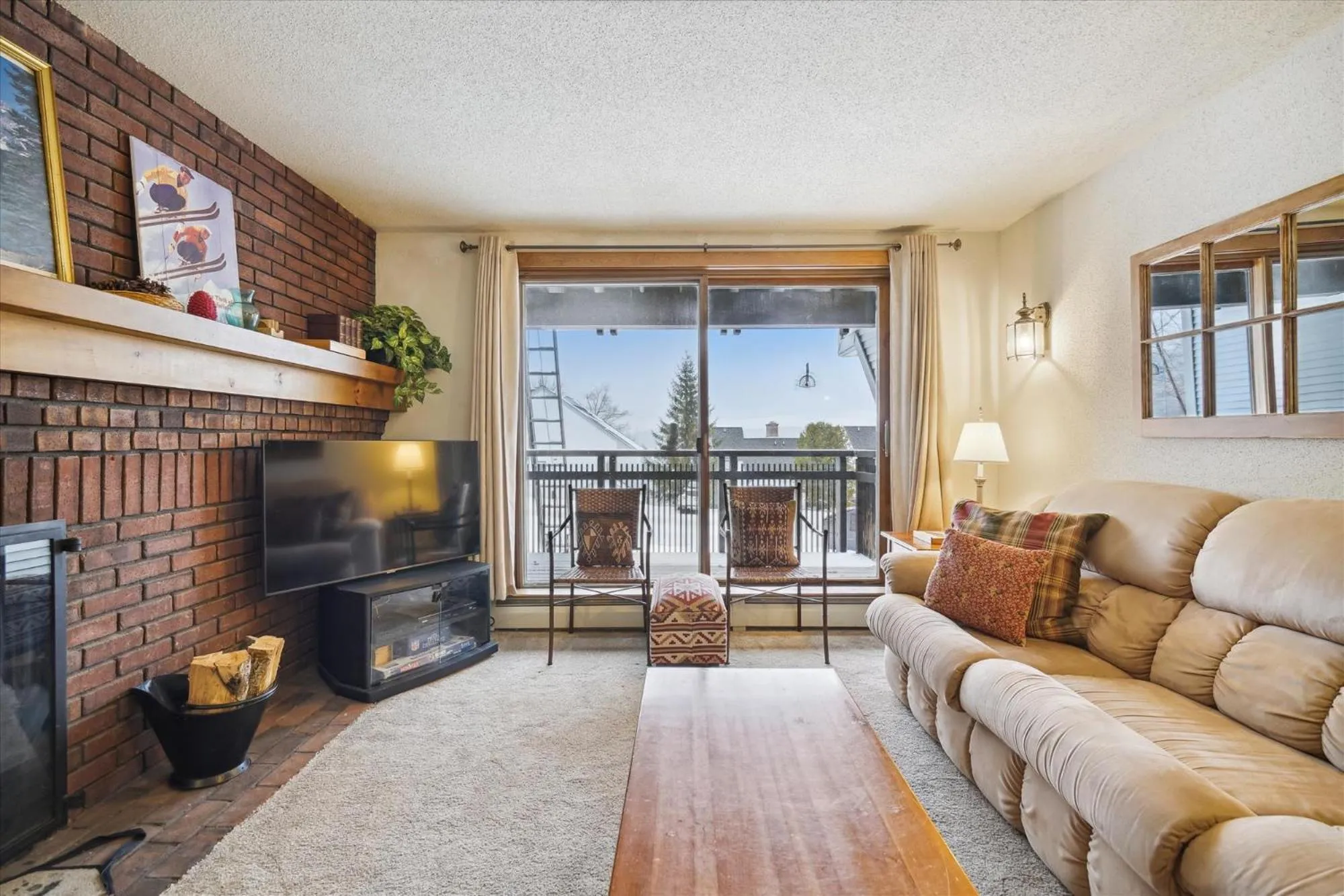 TV and multimedia in Ski on ski off, conveniently located, 2 bedroom condo with beautiful views, access to indoor pool Sunrise B3