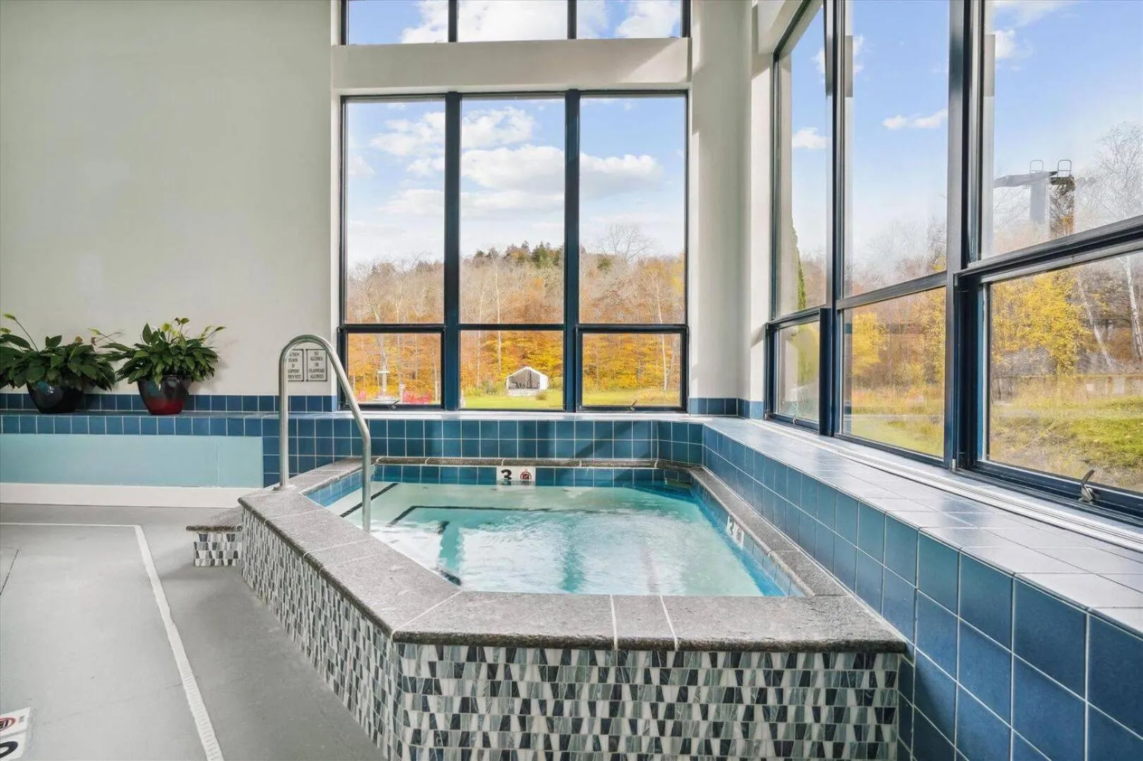 Ski on ski off, conveniently located, 2 bedroom condo with beautiful views, access to indoor pool Sunrise B3