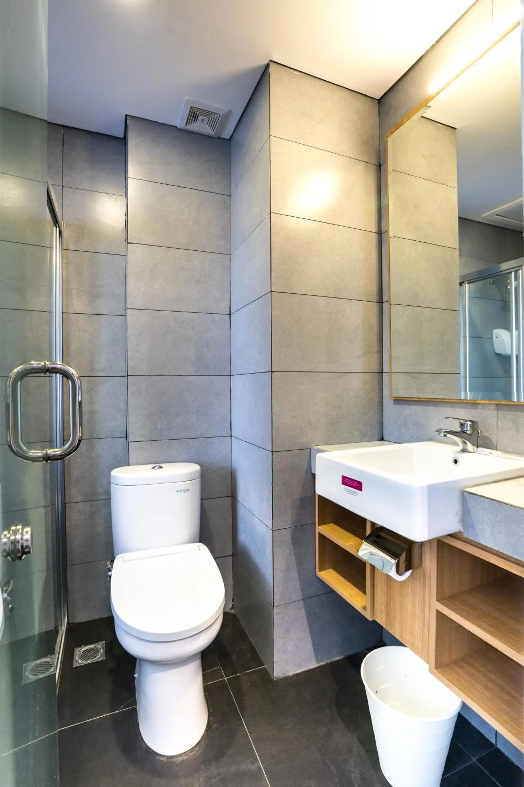 Bathroom in Maple Hotel Grogol Bathroom in Maple Hotel Grogol