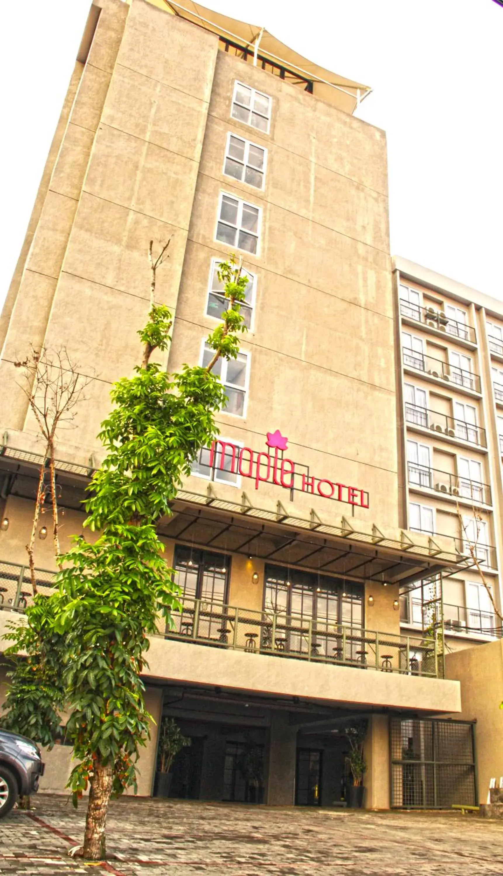 Property building in Maple Hotel Grogol Property building in Maple Hotel Grogol