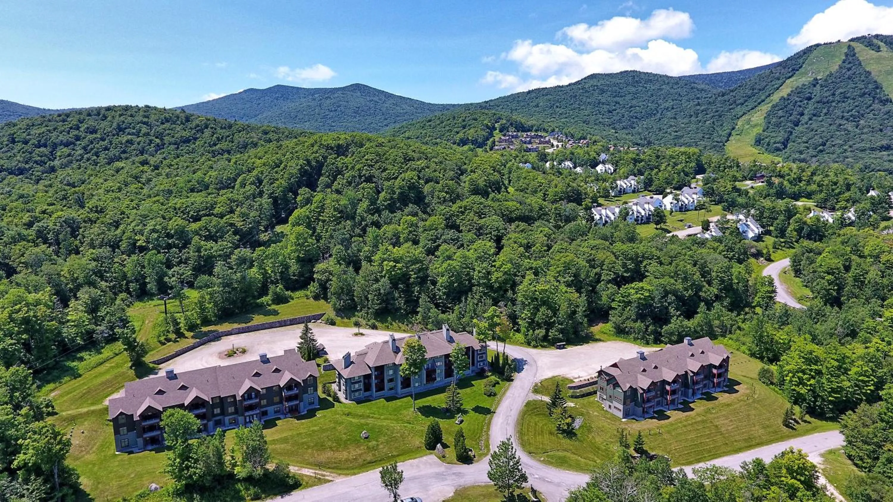 Bird's eye view in Ski on ski off right from your door nicely decorated 2 bedroom, Sunrise L3
