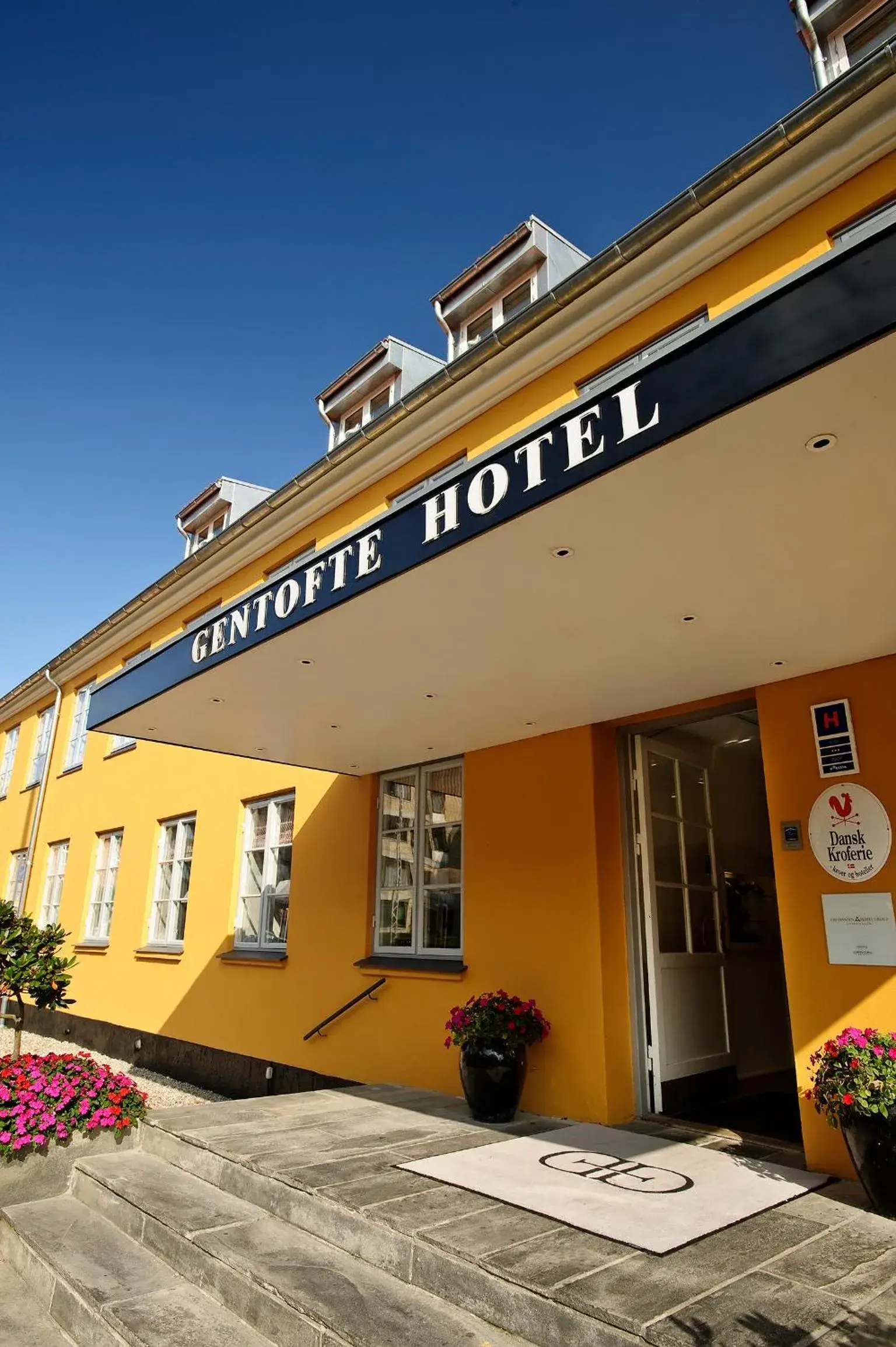 Facade/entrance in Gentofte Hotel Facade/entrance in Gentofte Hotel