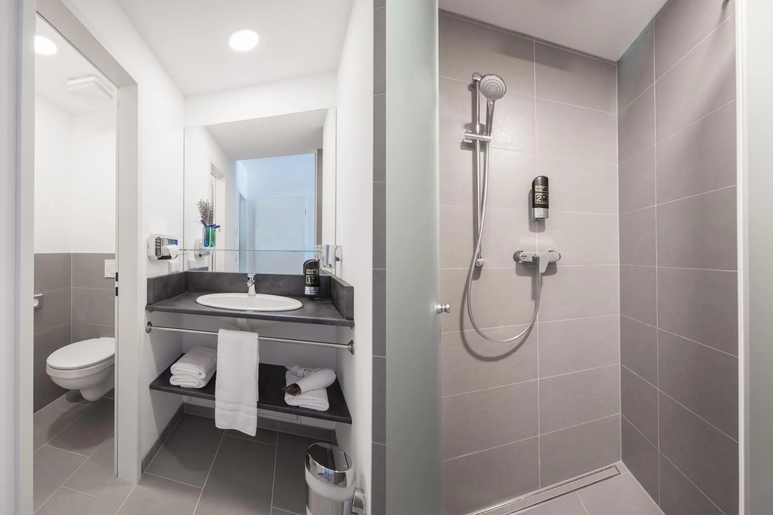 Shower in TRIO Apartment Hotel Berlin