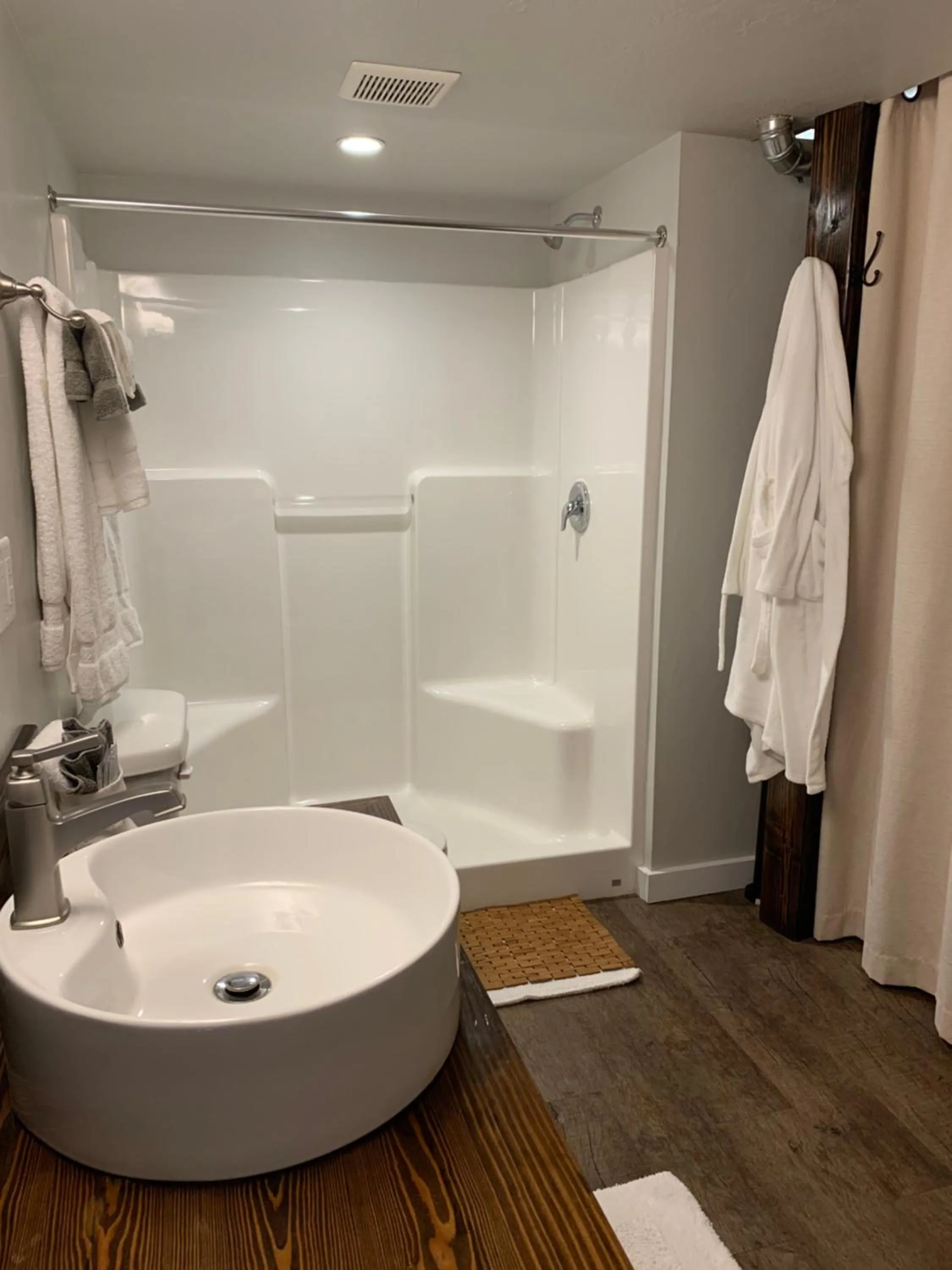 Shower in Escalante Yurts - Luxury Lodging