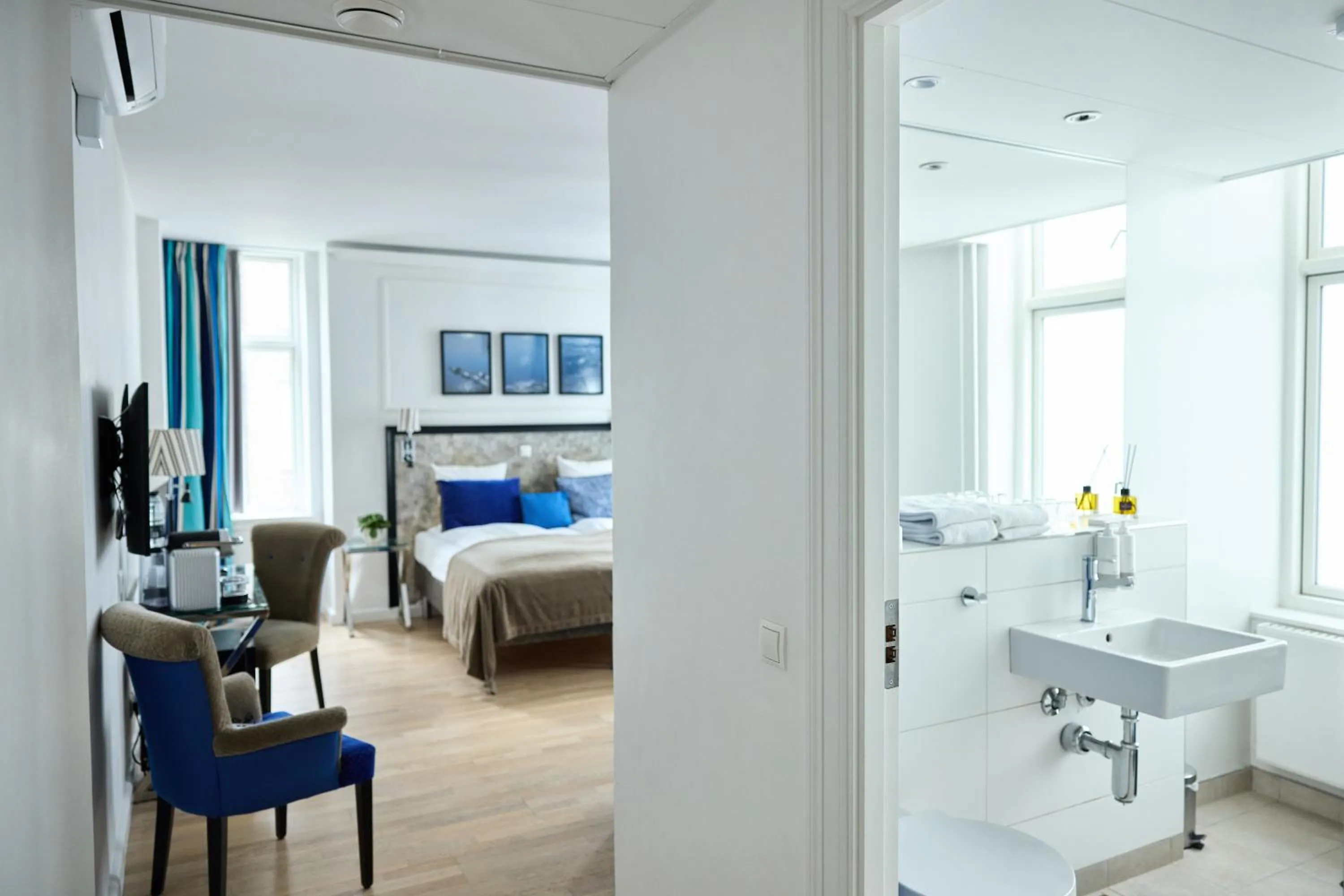 Bathroom, Bed in Absalon Hotel