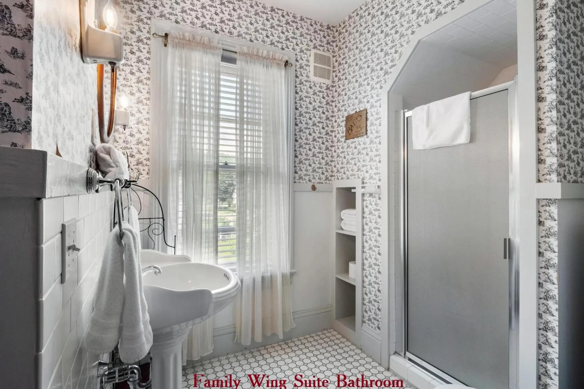 Bathroom in Wainwright Inn