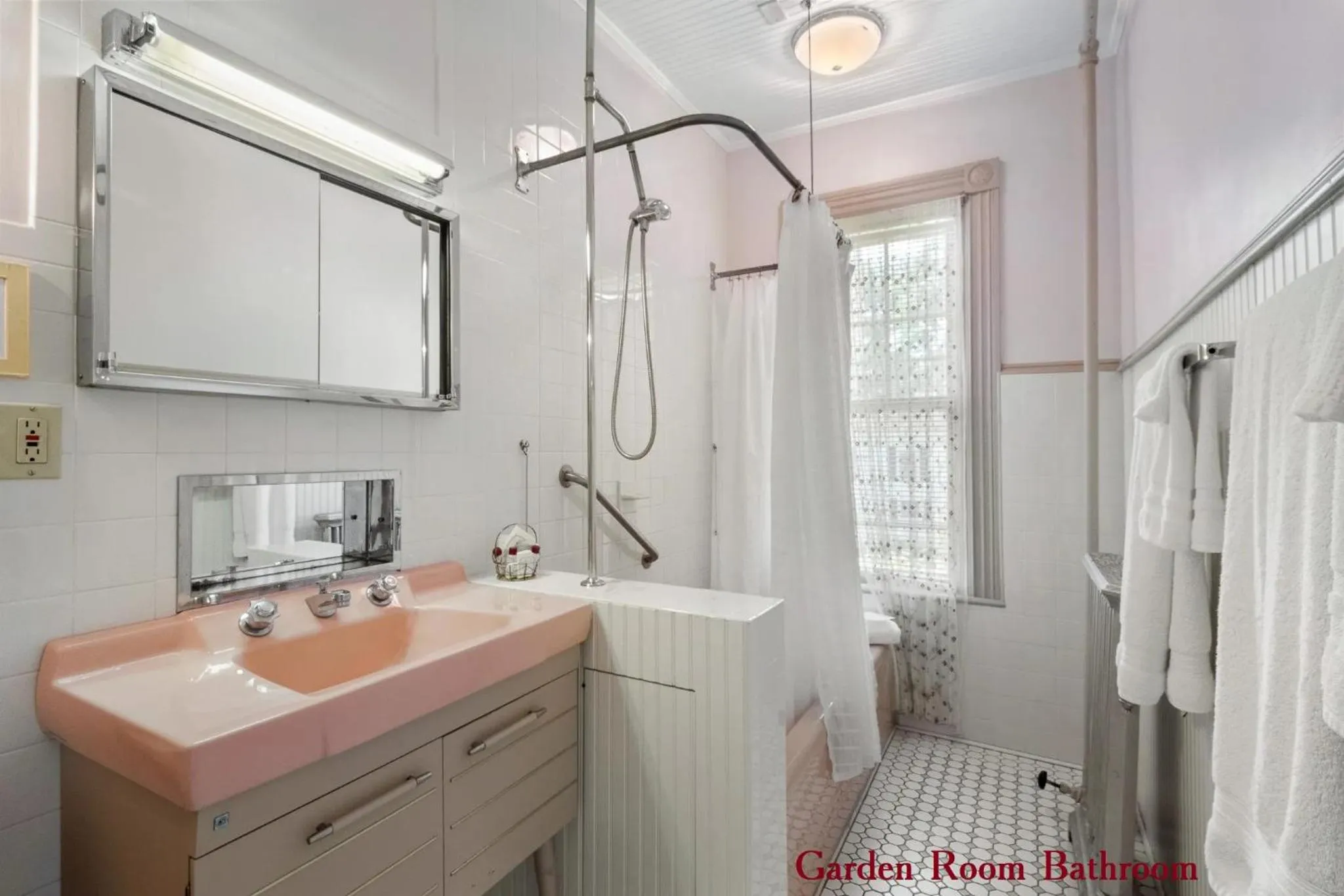 Bathroom in Wainwright Inn