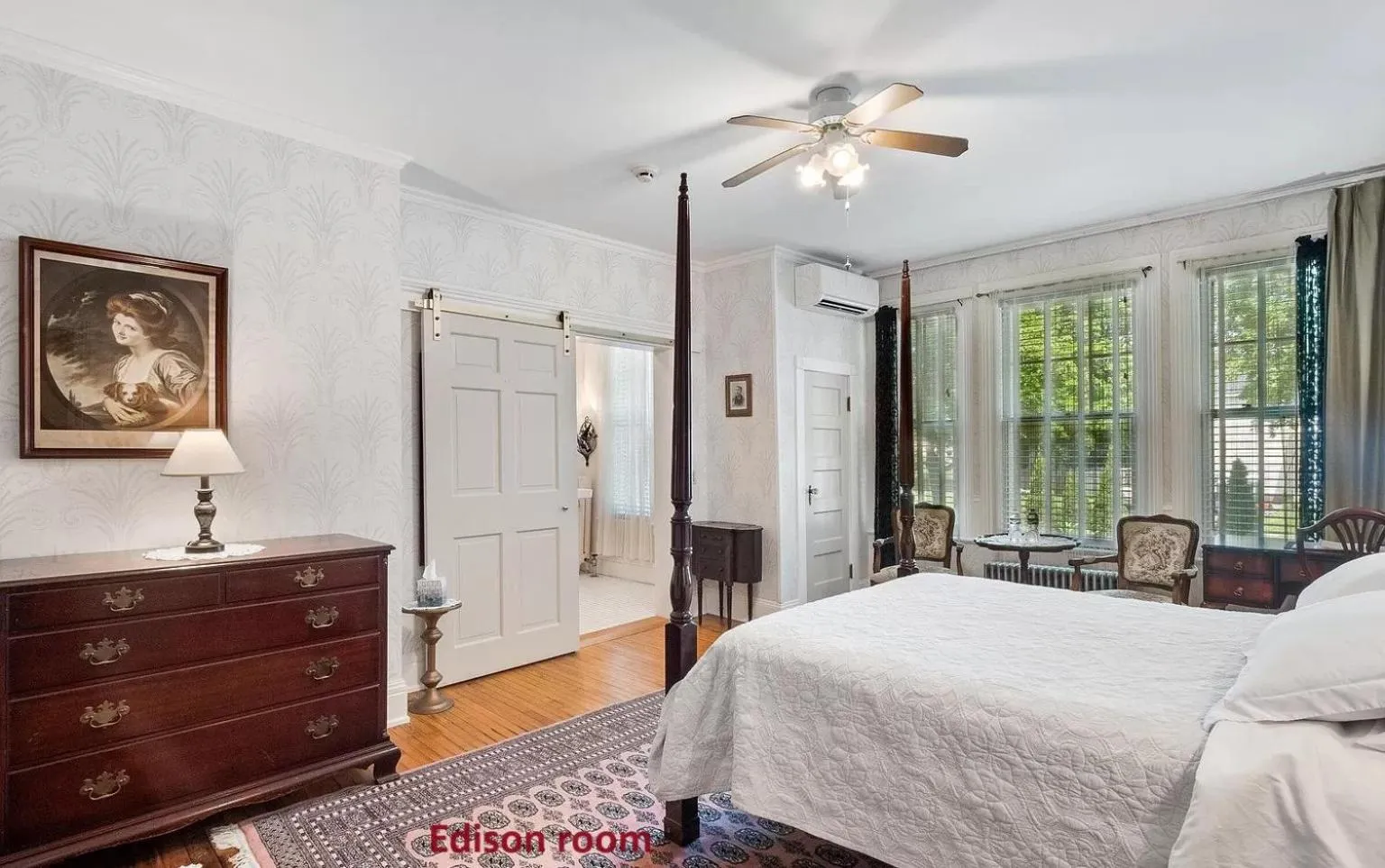 Bedroom, Bed in Wainwright Inn