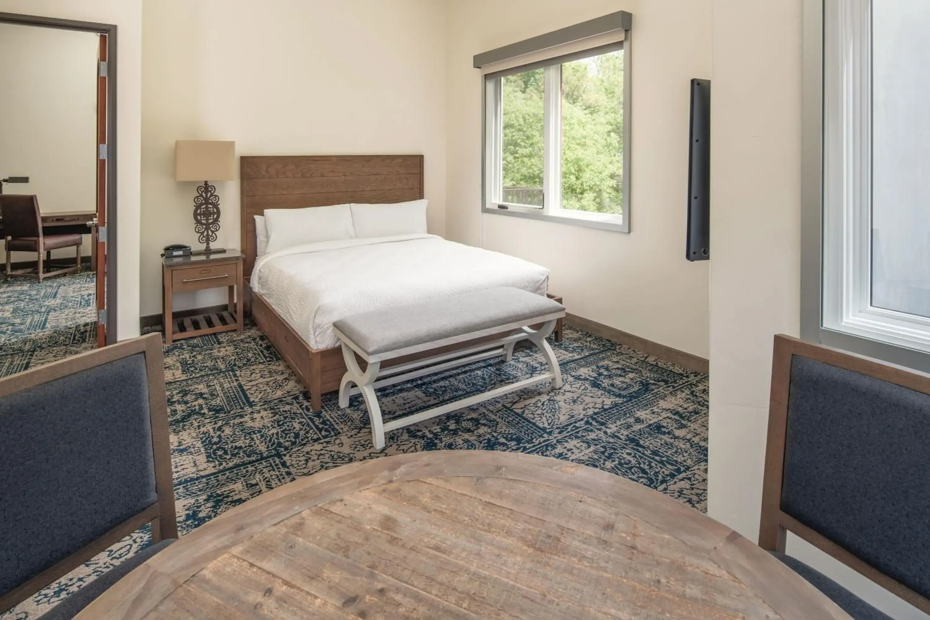 Photo of the whole room, Bed in Four Points by Sheraton Santa Cruz Scotts Valley Photo of the whole room, Bed in Four Points by Sheraton Santa Cruz Scotts Valley