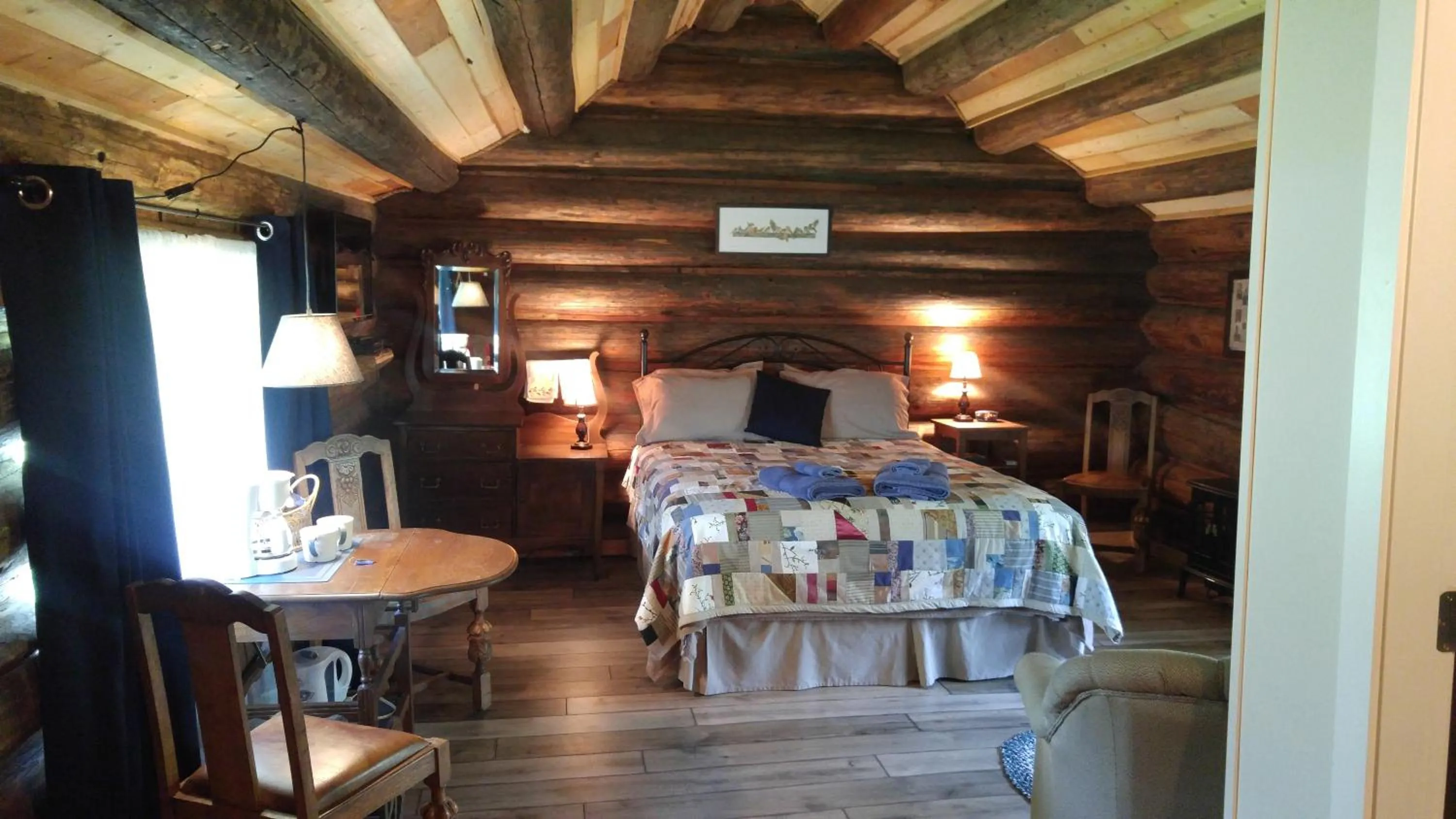 Bedroom, Bed in Wolfwood Guest Ranch