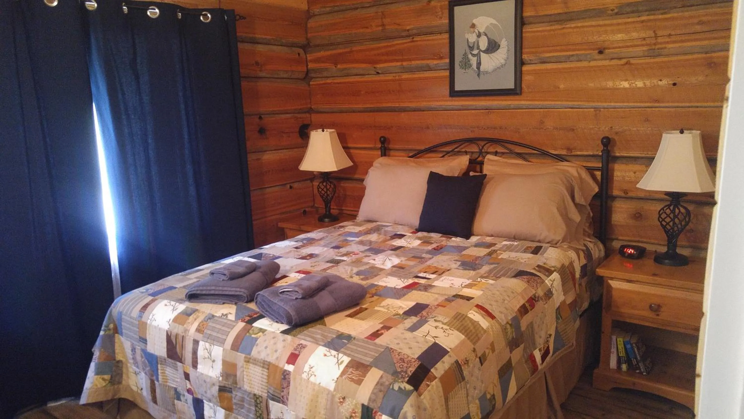 Bedroom, Bed in Wolfwood Guest Ranch