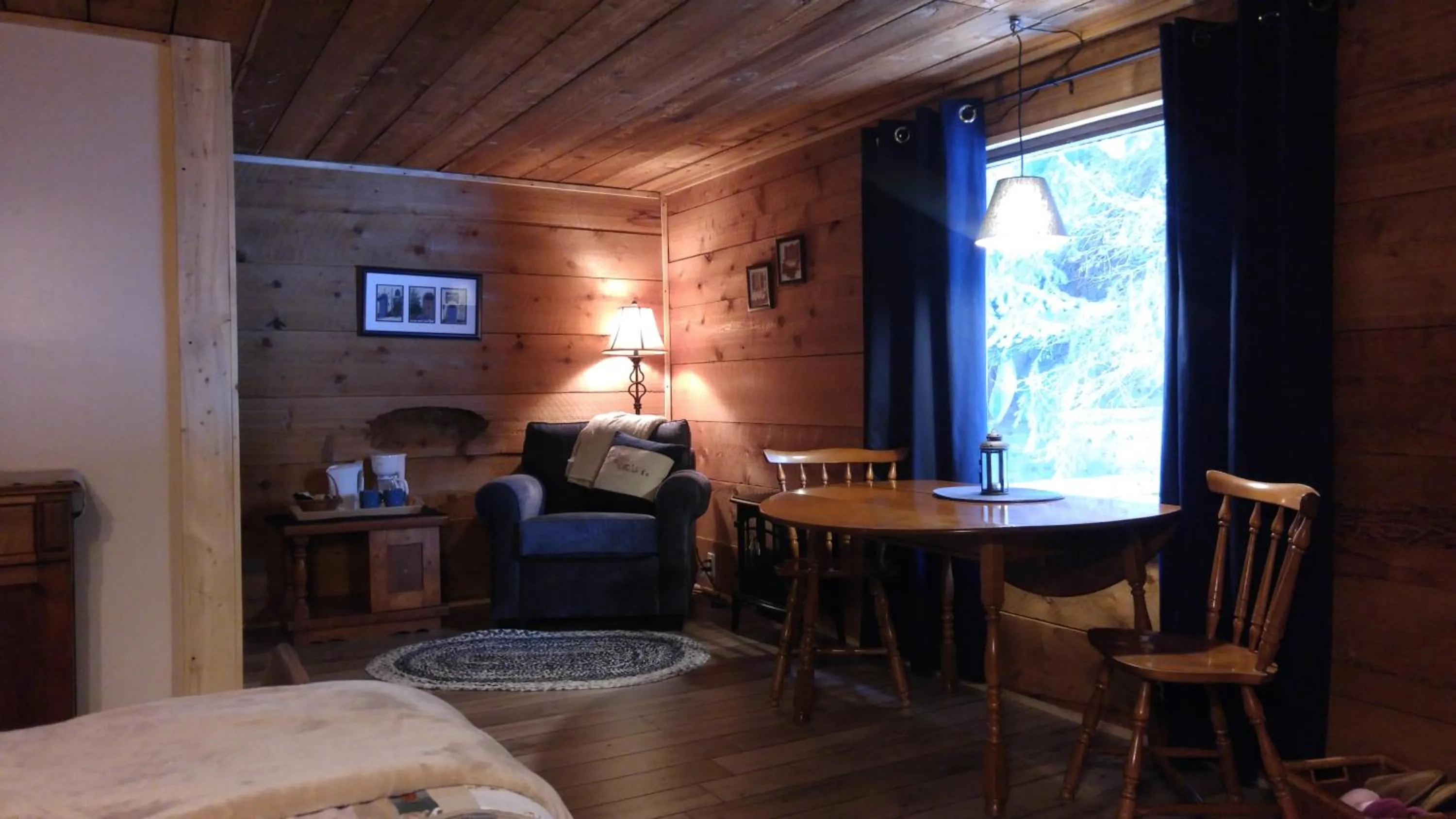 Coffee/tea facilities, Bed in Wolfwood Guest Ranch