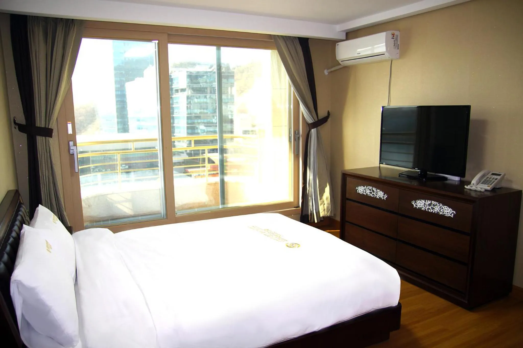 Bedroom, Bed in Geoje Ocean Hotel