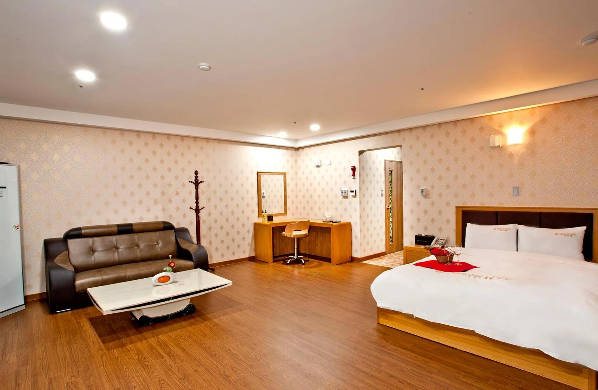 Bedroom, Bed in Geoje Ocean Hotel